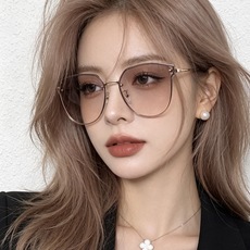 GUCCI 开春新款 最新款无框太阳镜 各路网红纷纷带起气场满分‼️ 俏皮甜美.上脸效果更佳.金属质感超好 型号:G52 GUCCI 开春新款 最新款无框太阳镜 各路网红纷纷带起气场满分‼️ 俏皮甜美.上脸效果更佳.金属质感超好 型号:G52