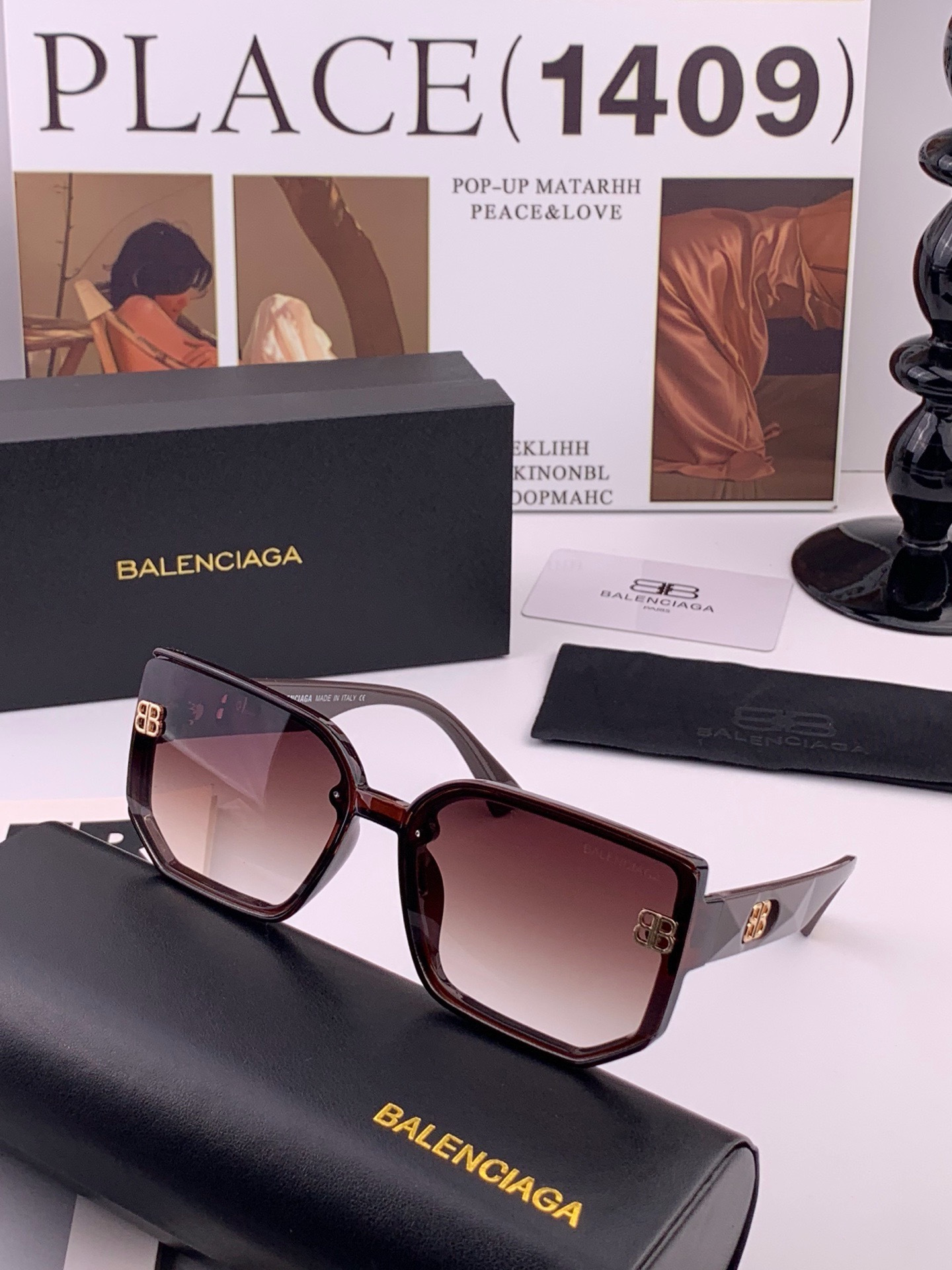 小红书超火。的一款墨镜BALENCIAGA巴黎世家 春夏新款太阳镜 镜腿金属双B字母logo设计让人一眼爱上 超级百搭造