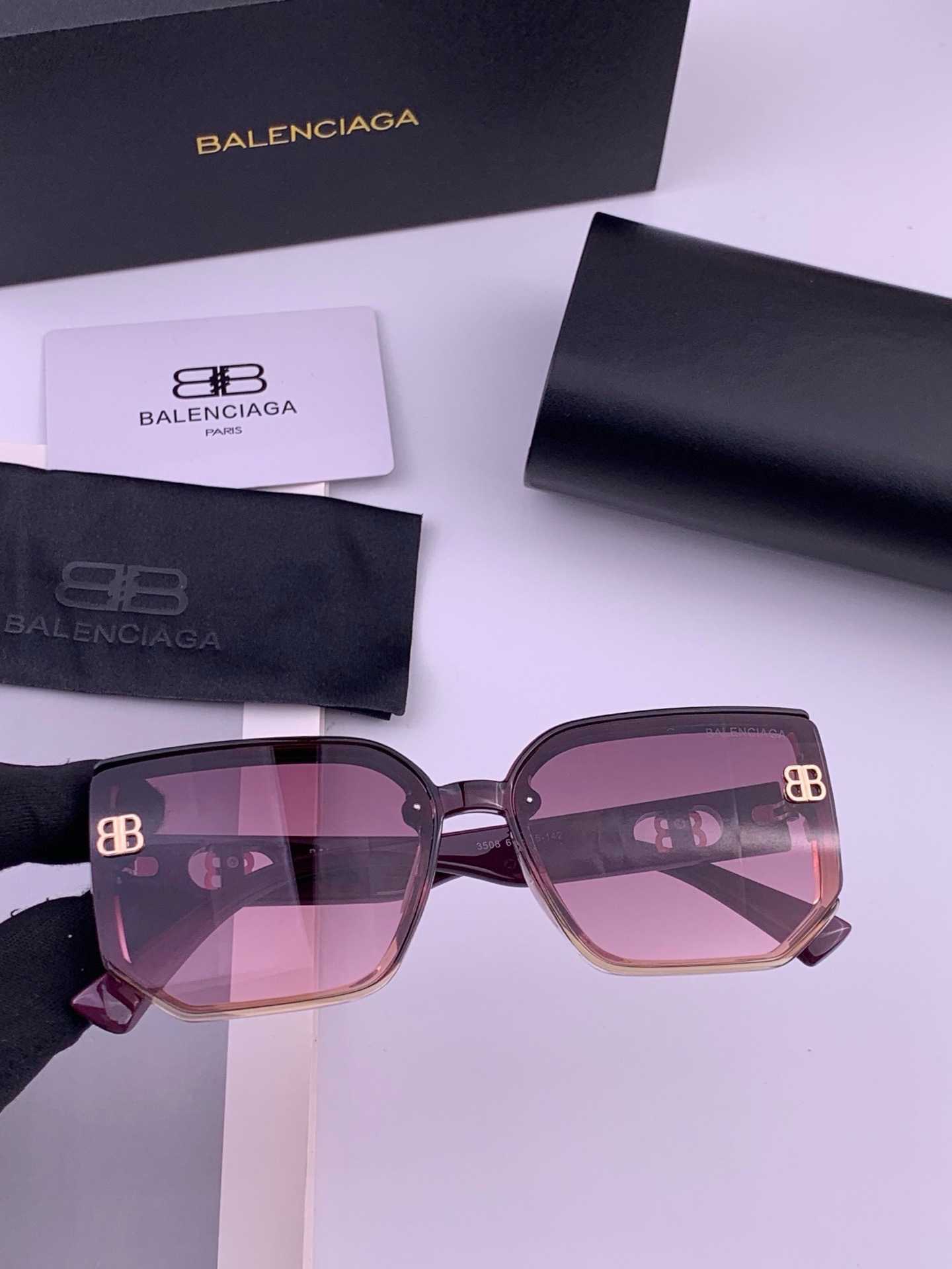 小红书超火。的一款墨镜BALENCIAGA巴黎世家 春夏新款太阳镜 镜腿金属双B字母logo设计让人一眼爱上 超级百搭造