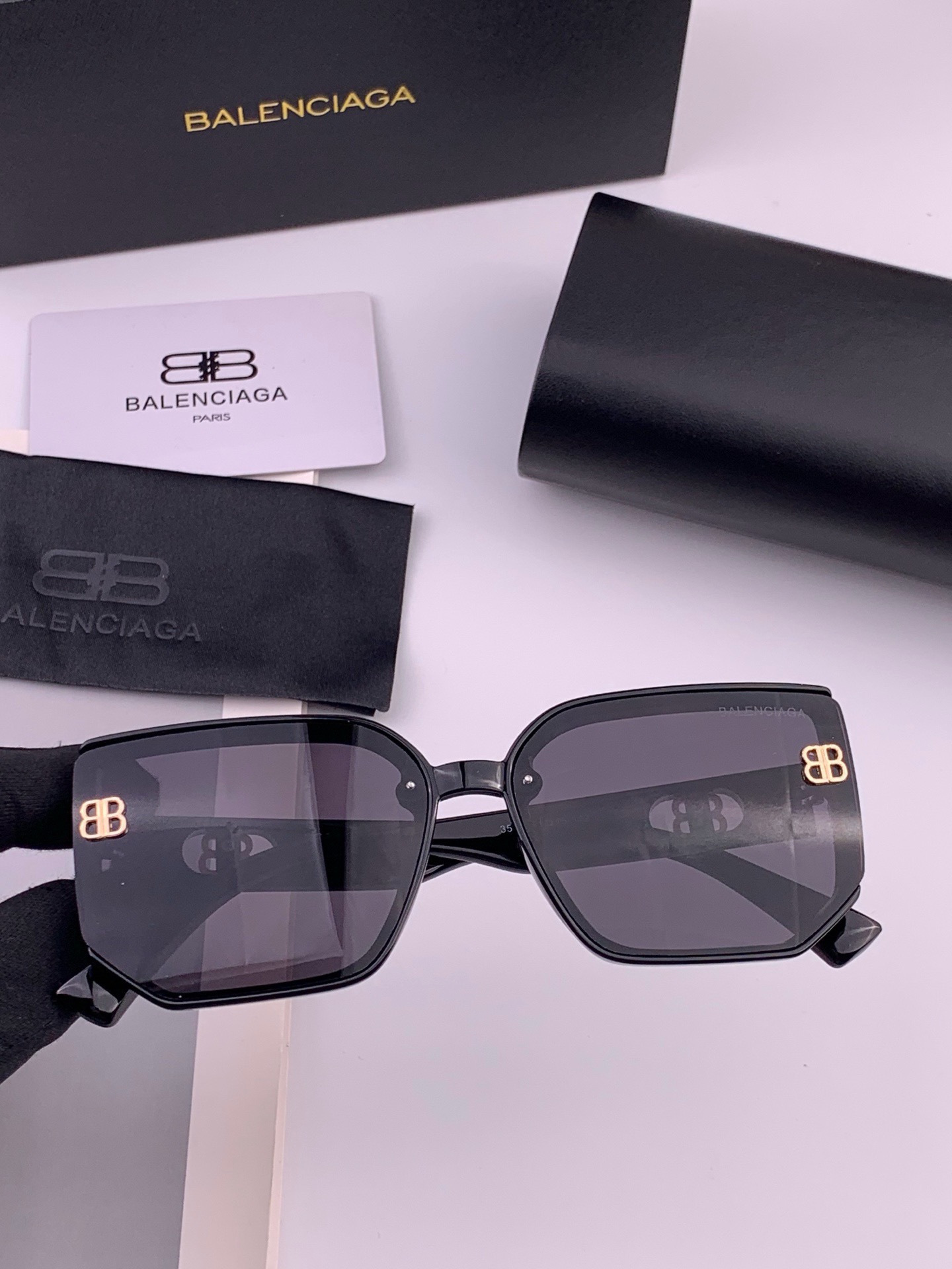 小红书超火。的一款墨镜BALENCIAGA巴黎世家 春夏新款太阳镜 镜腿金属双B字母logo设计让人一眼爱上 超级百搭造