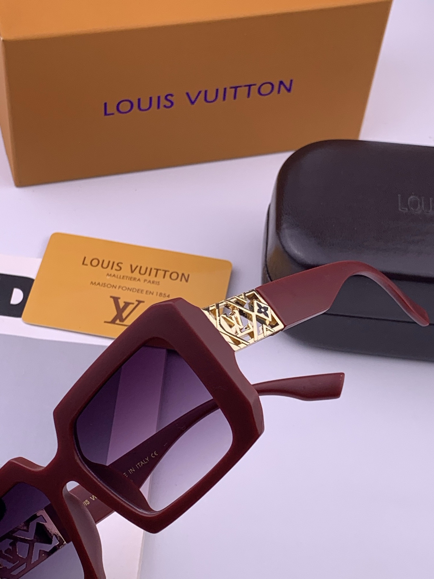 LV 开春新款  潮流爆款 时尚方框太阳镜 高品质 佩戴舒适 网红潮款墨镜 型号 L47001