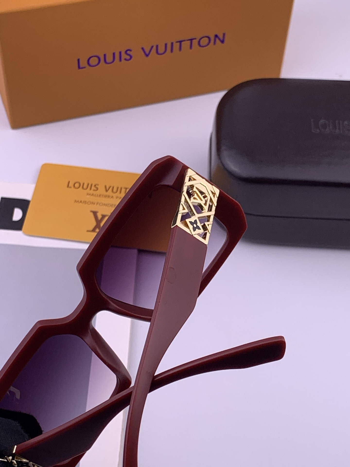 LV 开春新款  潮流爆款 时尚方框太阳镜 高品质 佩戴舒适 网红潮款墨镜 型号 L47001