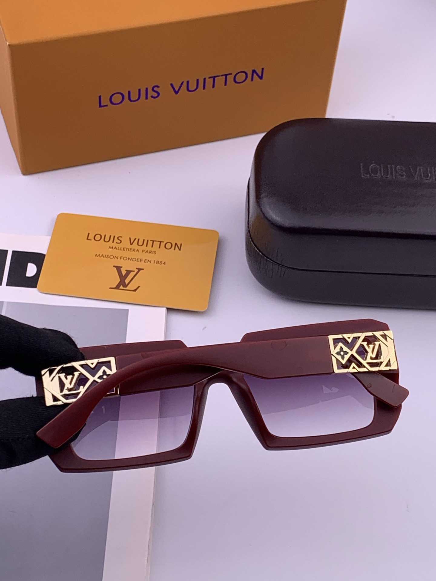 LV 开春新款  潮流爆款 时尚方框太阳镜 高品质 佩戴舒适 网红潮款墨镜 型号 L47001