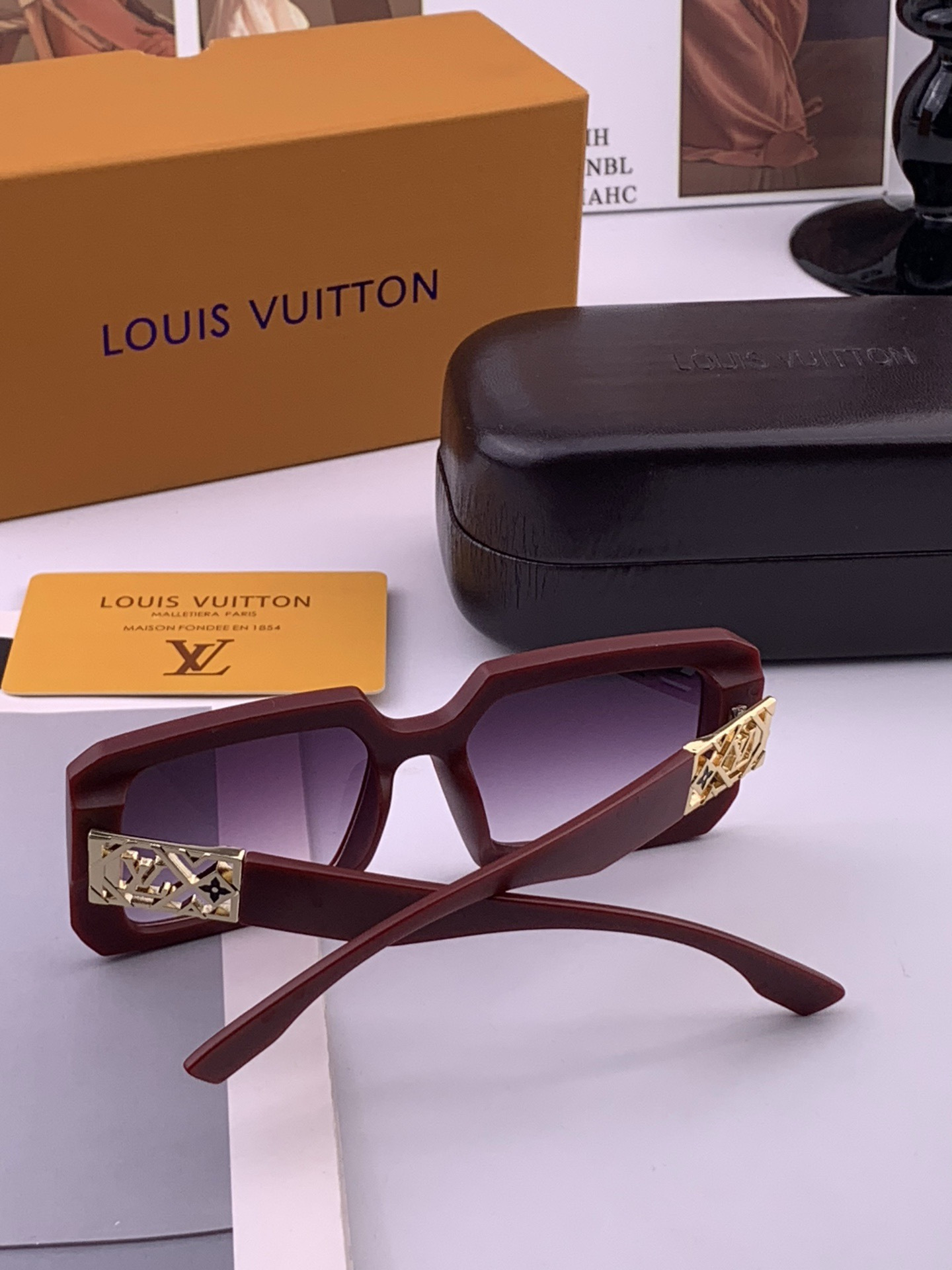 LV 开春新款  潮流爆款 时尚方框太阳镜 高品质 佩戴舒适 网红潮款墨镜 型号 L47001