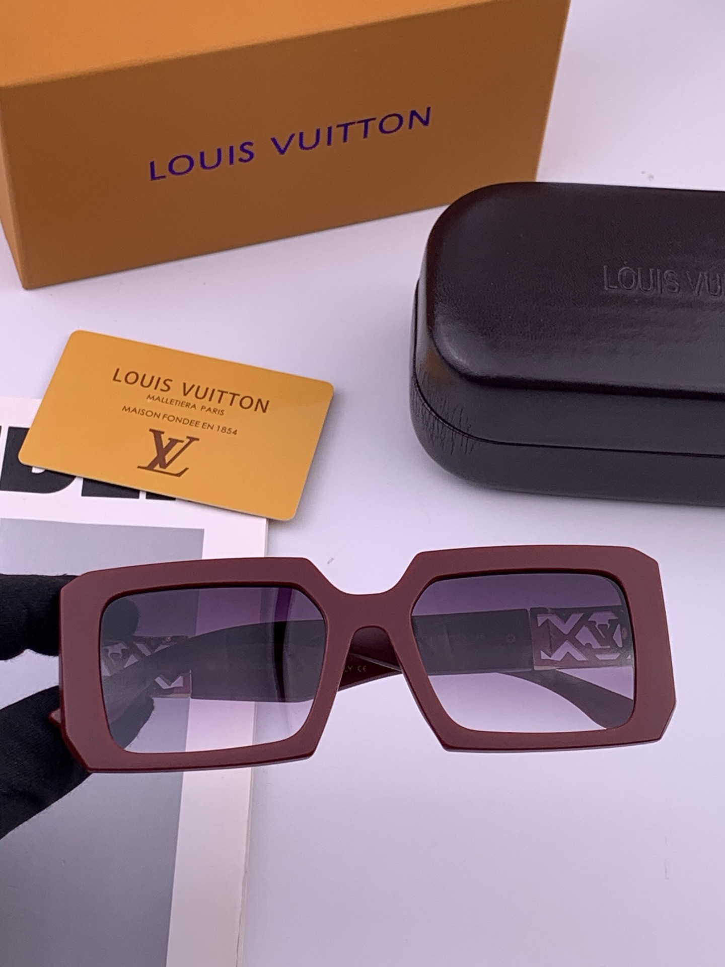 LV 开春新款  潮流爆款 时尚方框太阳镜 高品质 佩戴舒适 网红潮款墨镜 型号 L47001
