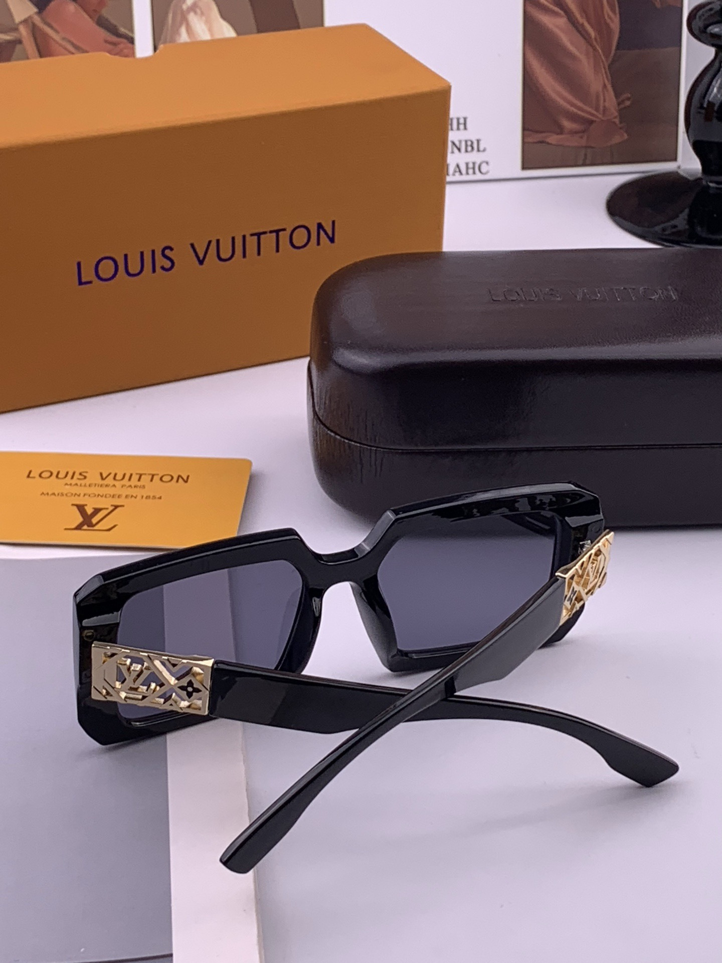 LV 开春新款  潮流爆款 时尚方框太阳镜 高品质 佩戴舒适 网红潮款墨镜 型号 L47001