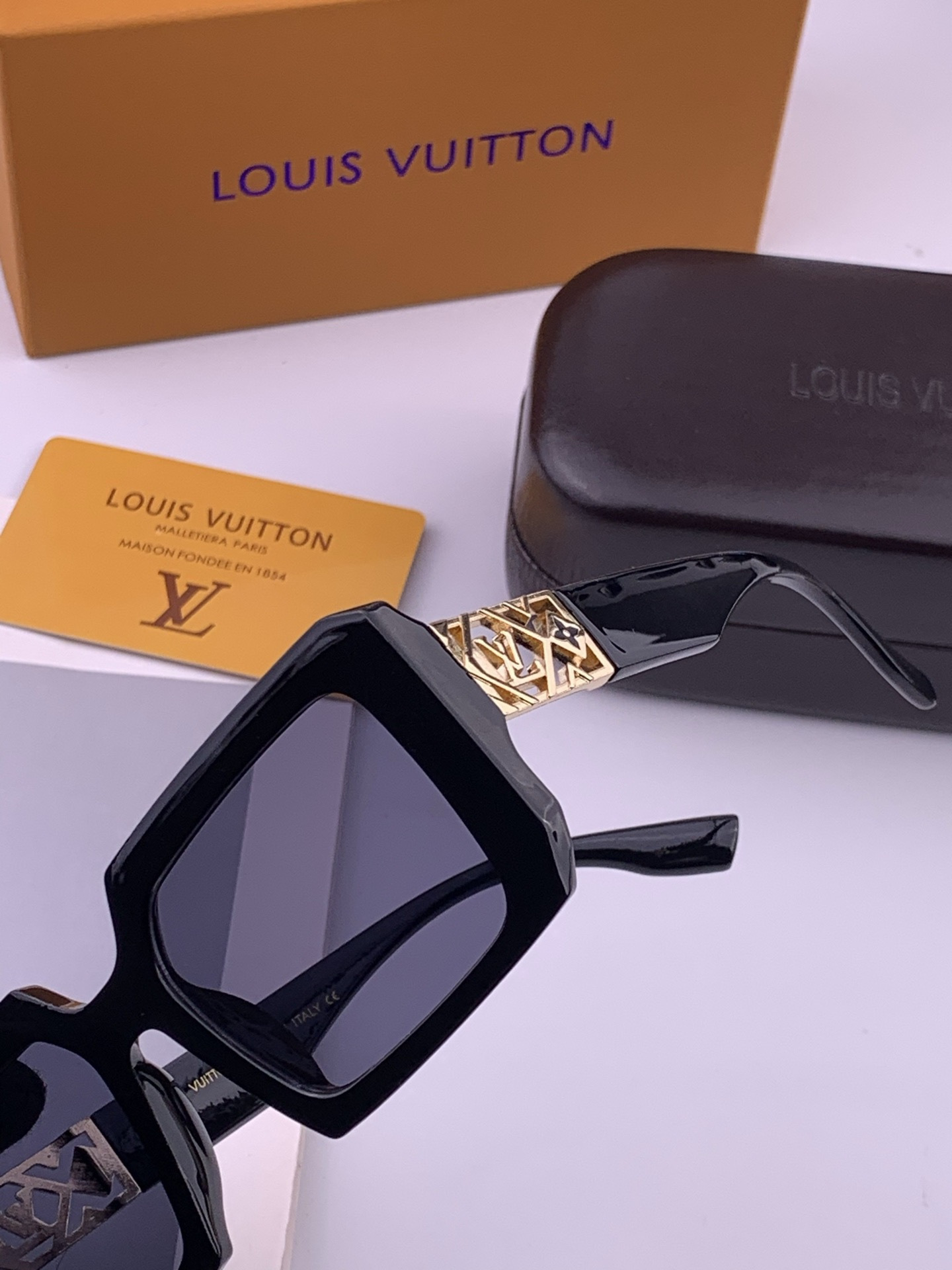 LV 开春新款  潮流爆款 时尚方框太阳镜 高品质 佩戴舒适 网红潮款墨镜 型号 L47001
