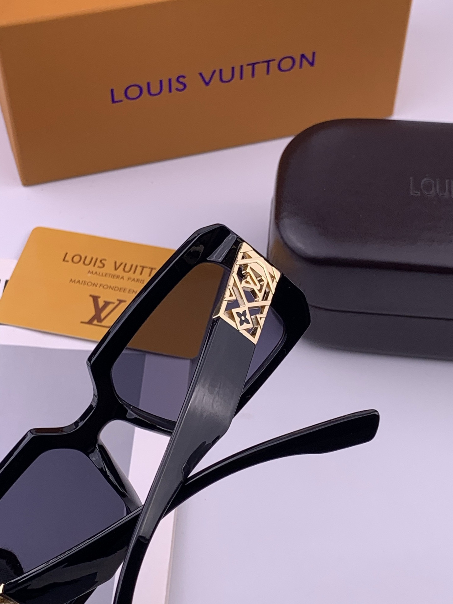 LV 开春新款  潮流爆款 时尚方框太阳镜 高品质 佩戴舒适 网红潮款墨镜 型号 L47001