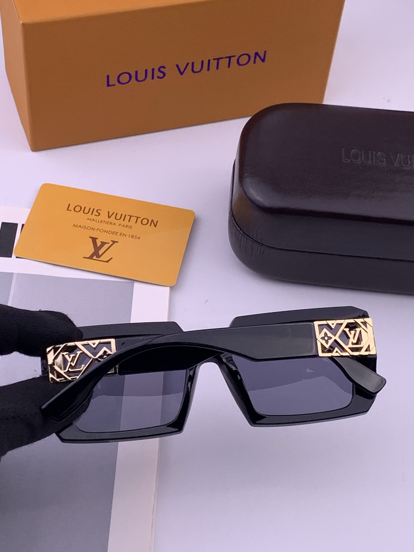 LV 开春新款  潮流爆款 时尚方框太阳镜 高品质 佩戴舒适 网红潮款墨镜 型号 L47001