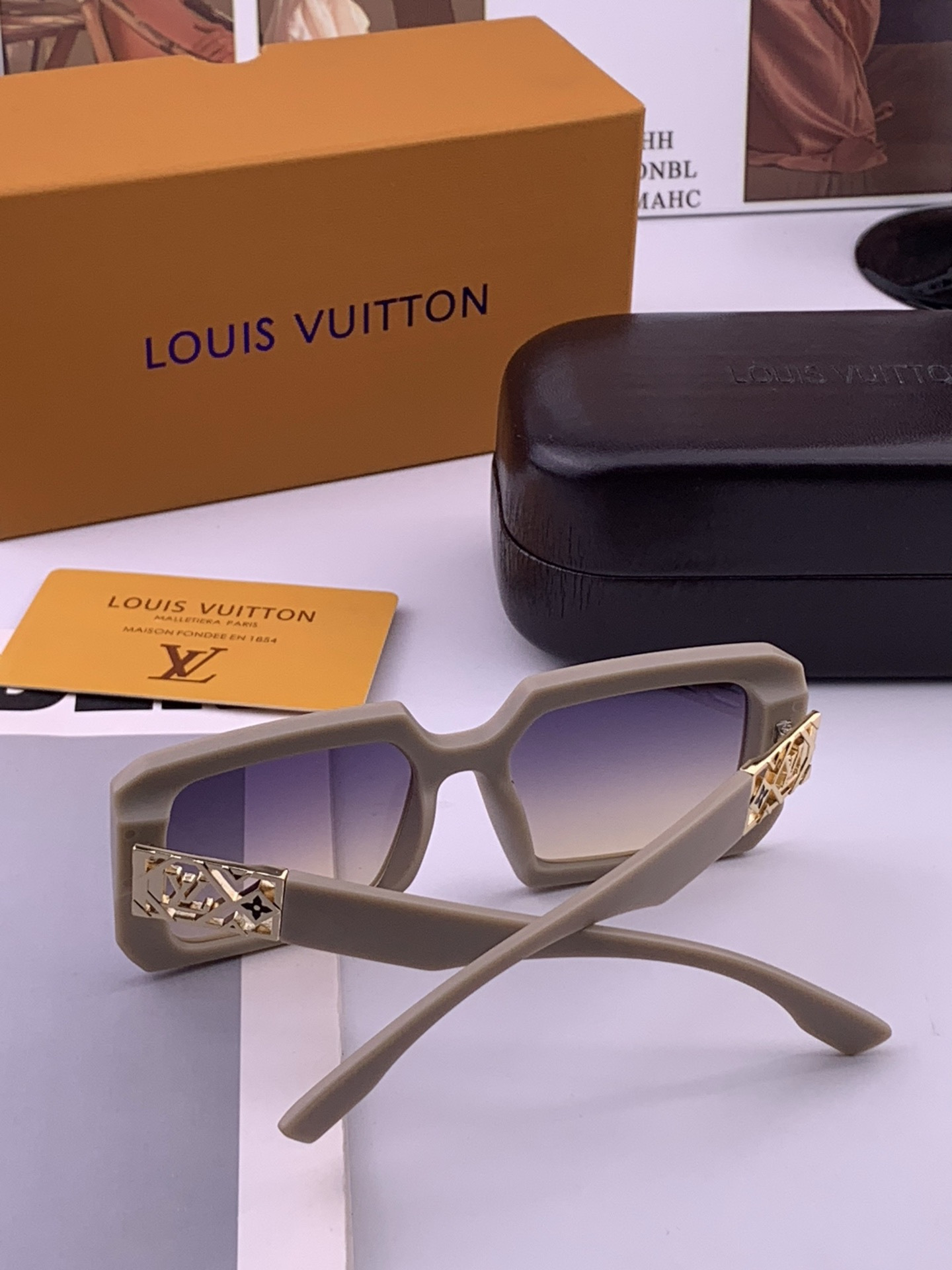 LV 开春新款  潮流爆款 时尚方框太阳镜 高品质 佩戴舒适 网红潮款墨镜 型号 L47001