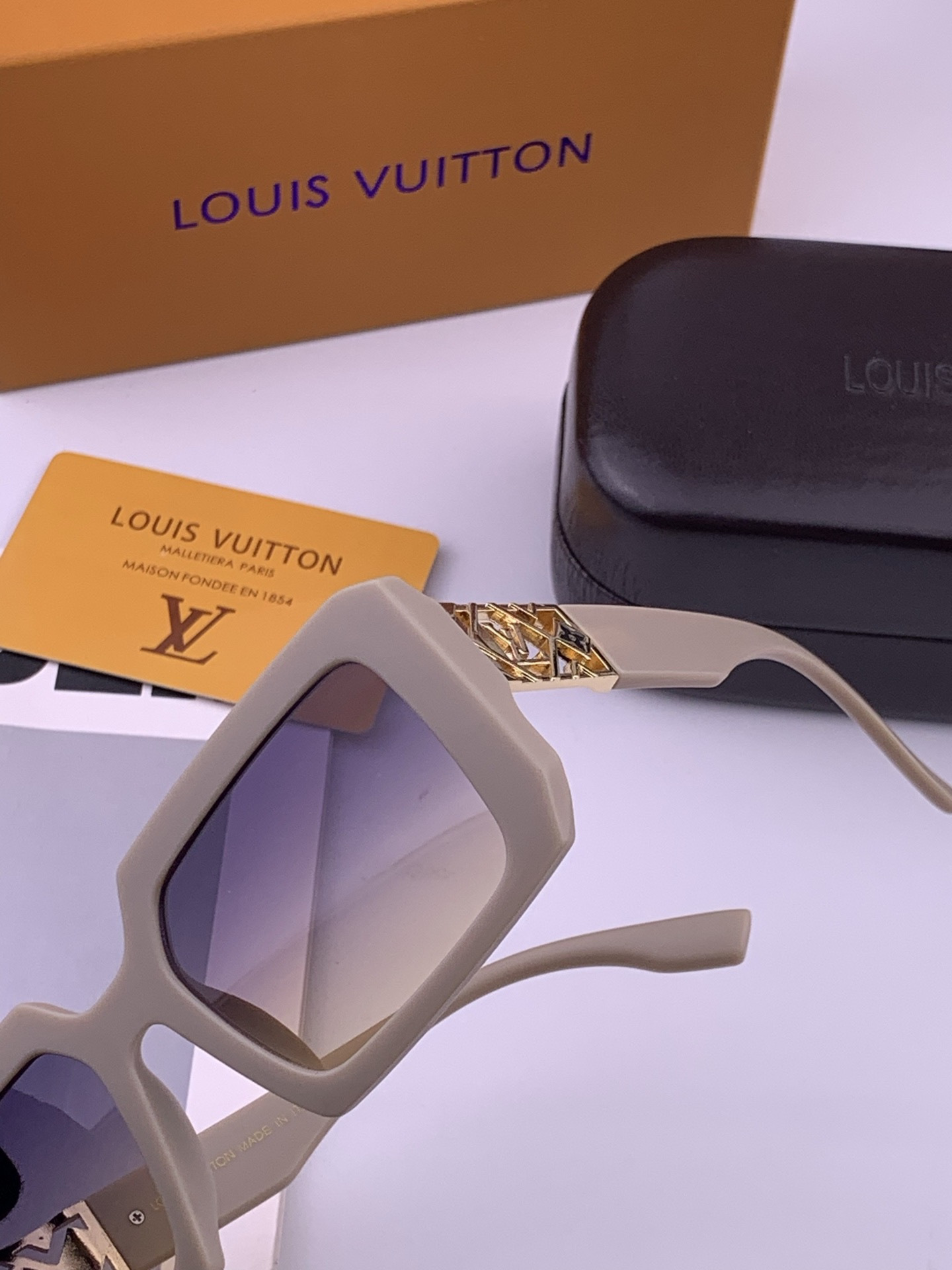 LV 开春新款  潮流爆款 时尚方框太阳镜 高品质 佩戴舒适 网红潮款墨镜 型号 L47001