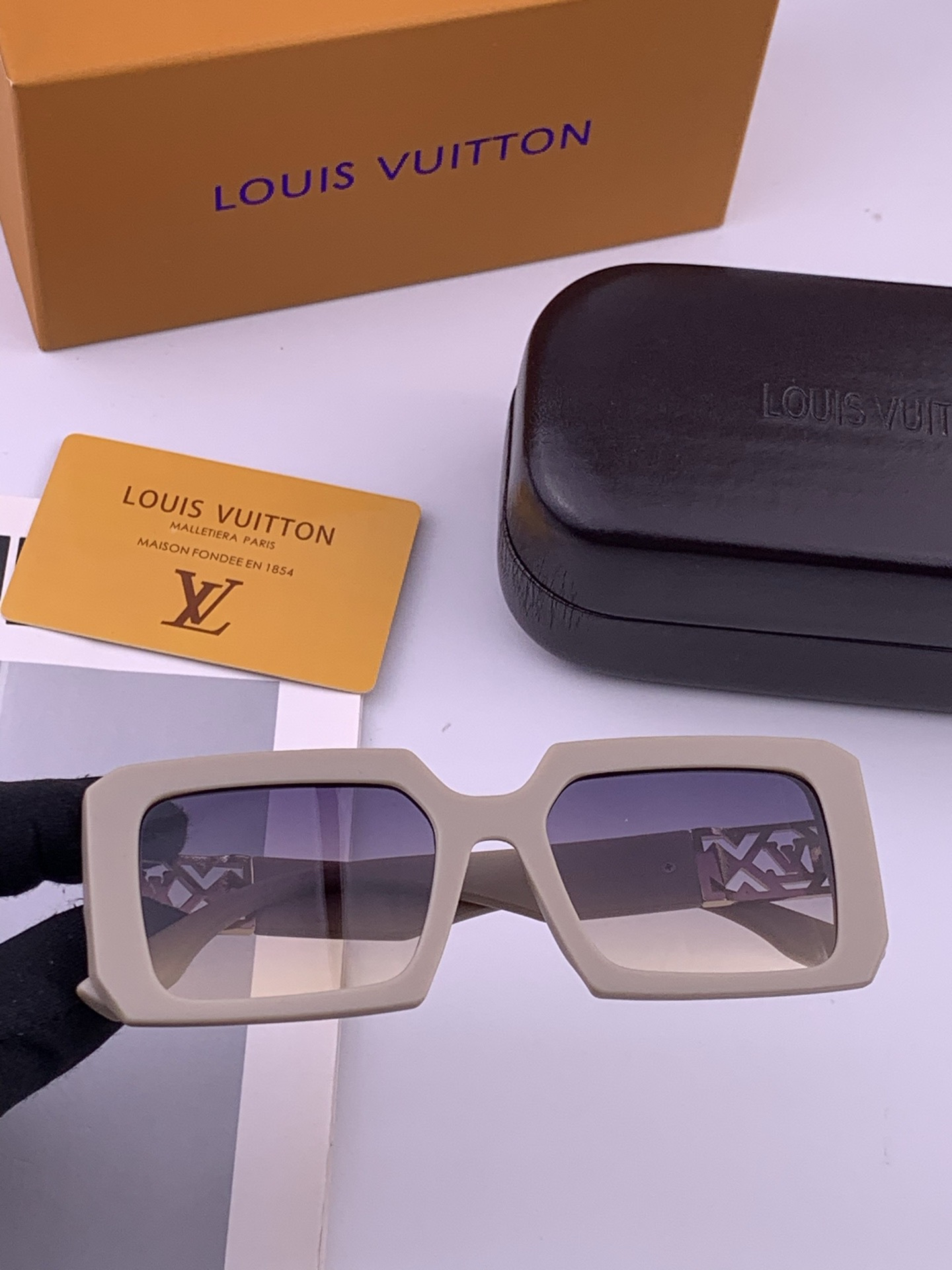 LV 开春新款  潮流爆款 时尚方框太阳镜 高品质 佩戴舒适 网红潮款墨镜 型号 L47001