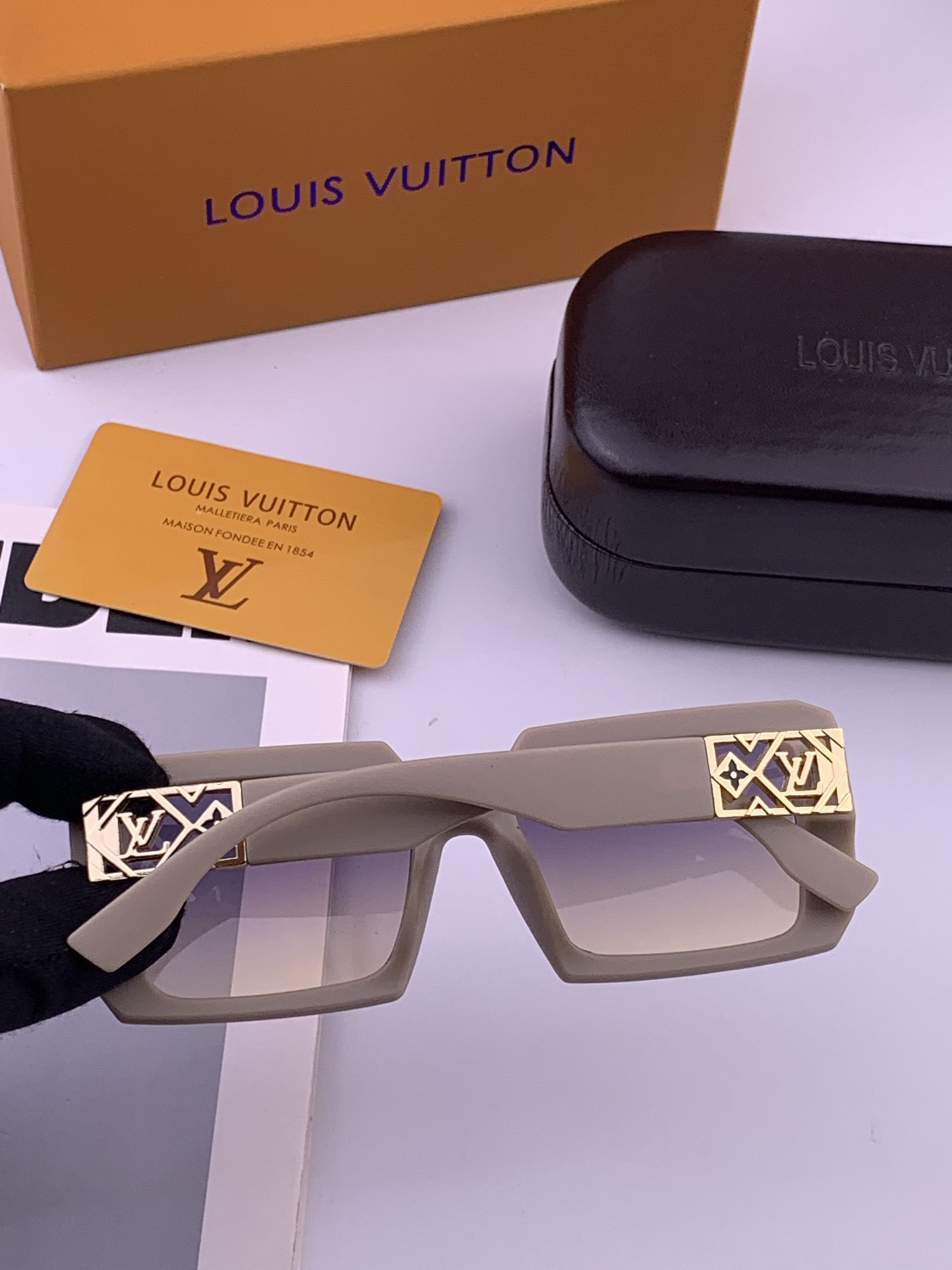 LV 开春新款  潮流爆款 时尚方框太阳镜 高品质 佩戴舒适 网红潮款墨镜 型号 L47001