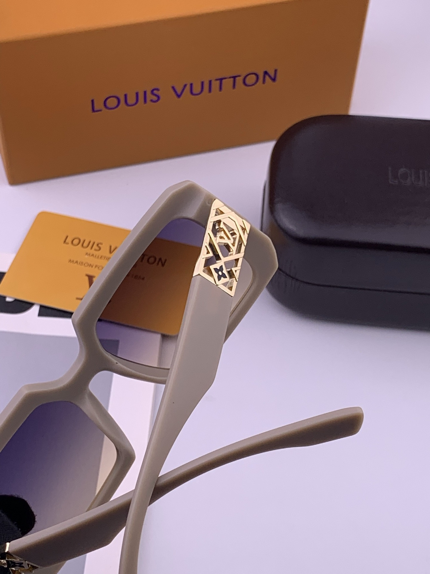 LV 开春新款  潮流爆款 时尚方框太阳镜 高品质 佩戴舒适 网红潮款墨镜 型号 L47001