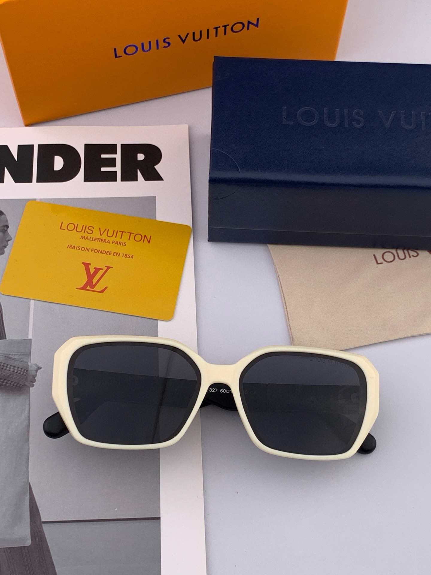 LV 开春新款  潮流爆款 时尚方框太阳镜 高品质 佩戴舒适 网红潮款墨镜 型号L7132
