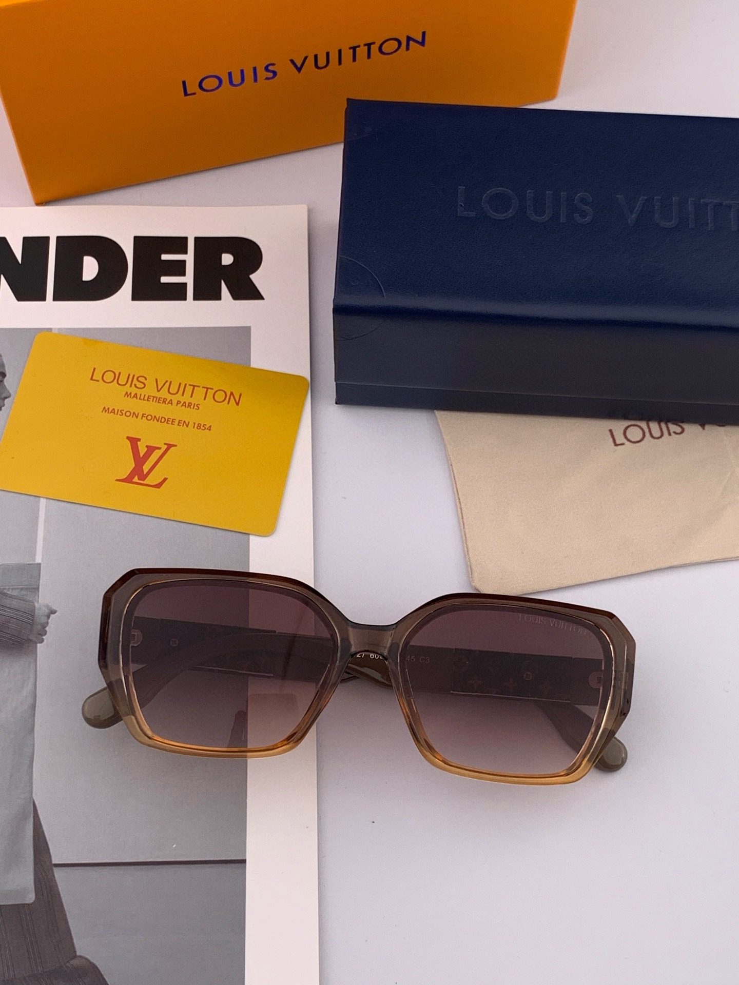 LV 开春新款  潮流爆款 时尚方框太阳镜 高品质 佩戴舒适 网红潮款墨镜 型号L7132