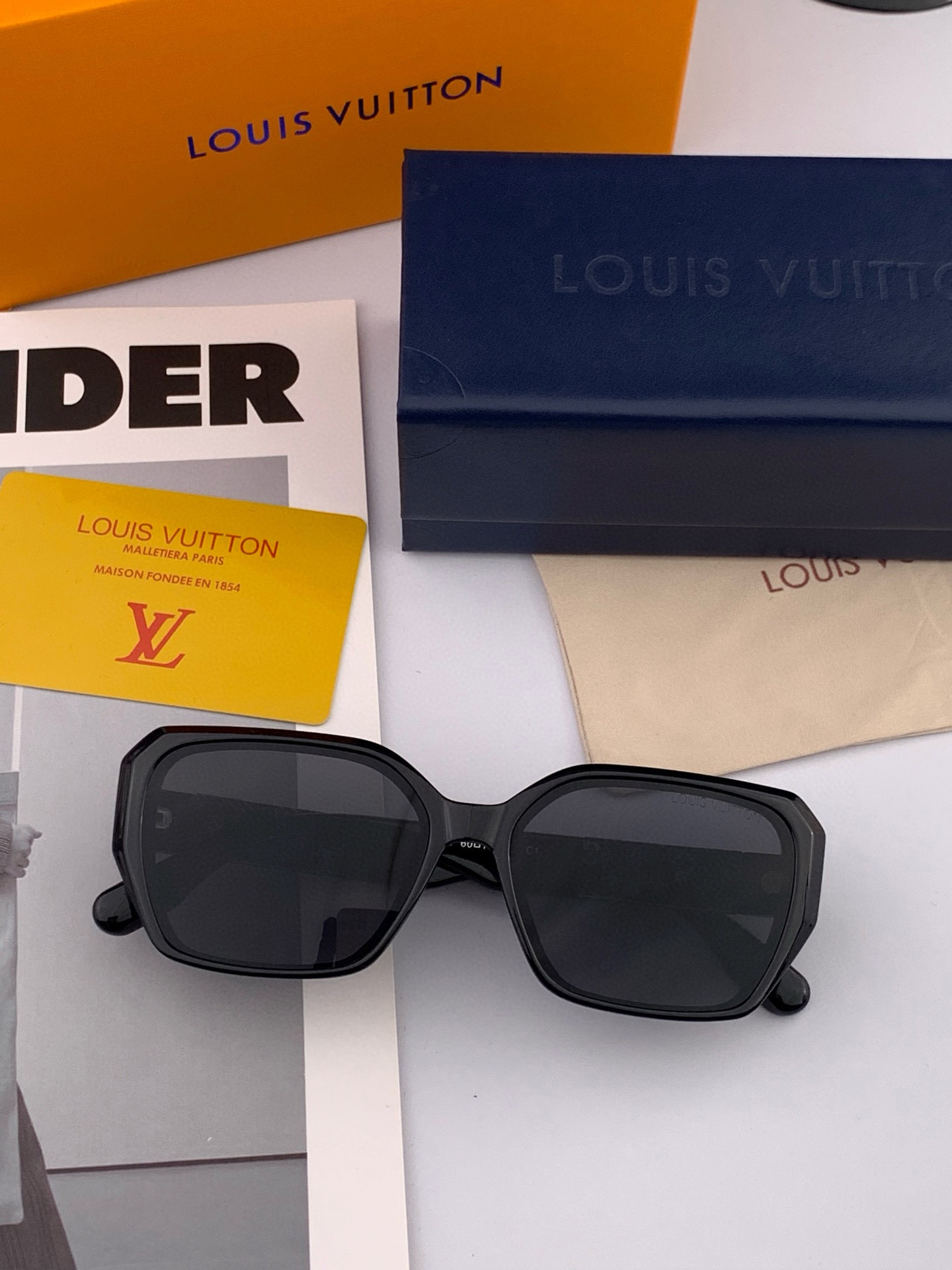 LV 开春新款  潮流爆款 时尚方框太阳镜 高品质 佩戴舒适 网红潮款墨镜 型号L7132