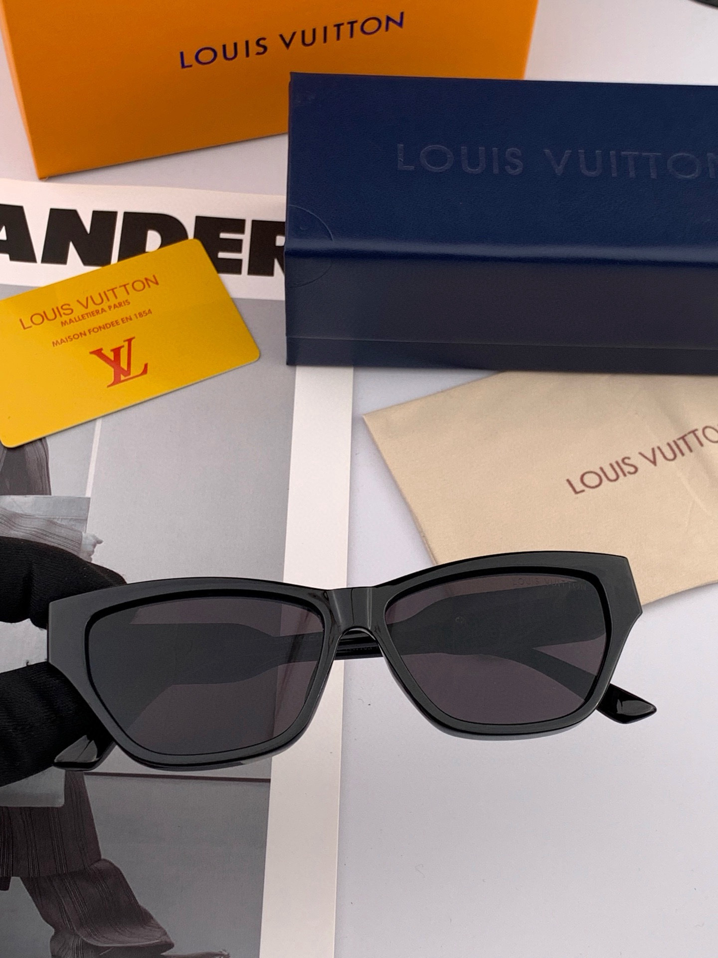 LV 开春新款  潮流爆款 时尚方框太阳镜 高品质 佩戴舒适 网红潮款墨镜 型号L6220