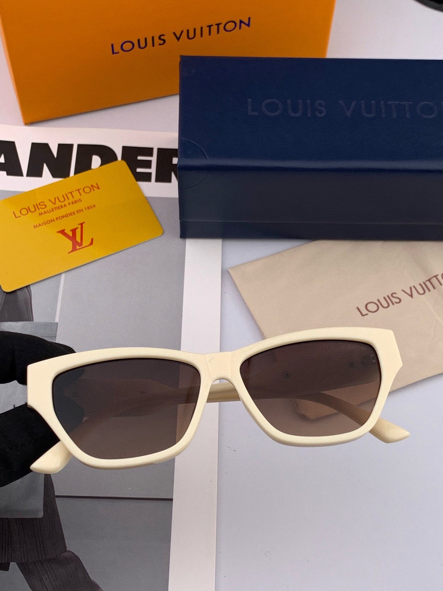 LV 开春新款  潮流爆款 时尚方框太阳镜 高品质 佩戴舒适 网红潮款墨镜 型号L6220