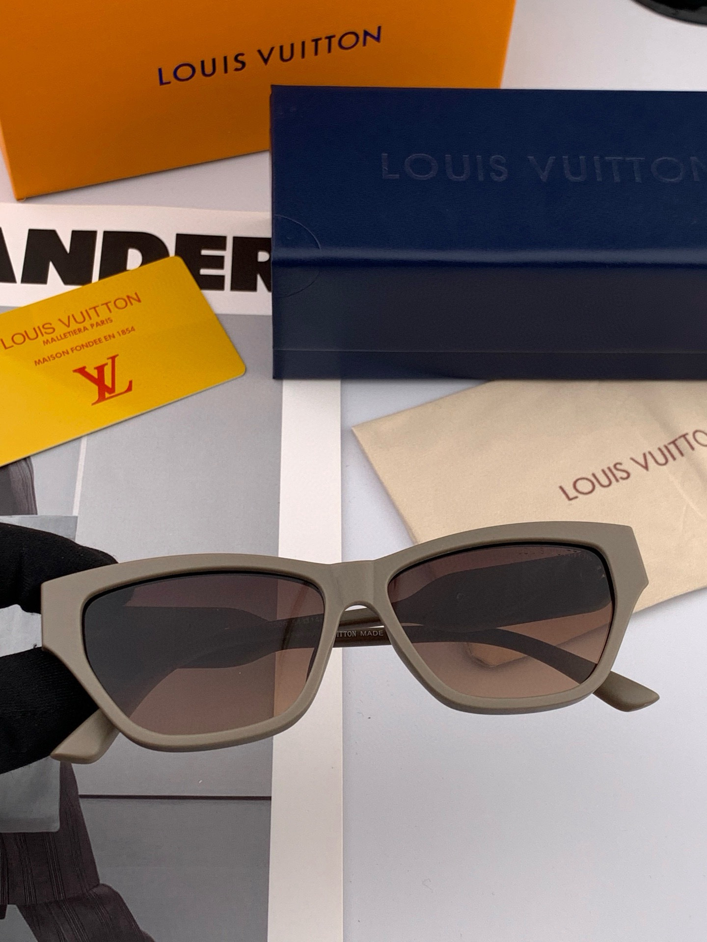 LV 开春新款  潮流爆款 时尚方框太阳镜 高品质 佩戴舒适 网红潮款墨镜 型号L6220