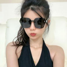 【TR偏光系列】lv大框太阳镜墨镜经典的方框设计,不挑脸型,无论搭配大衣还是连衣裙都非常显气质偏光镜片预防紫外线 型号 【TR偏光系列】lv大框太阳镜墨镜经典的方框设计,不挑脸型,无论搭配大衣还是连衣裙都非常显气质偏光镜片预防紫外线 型号