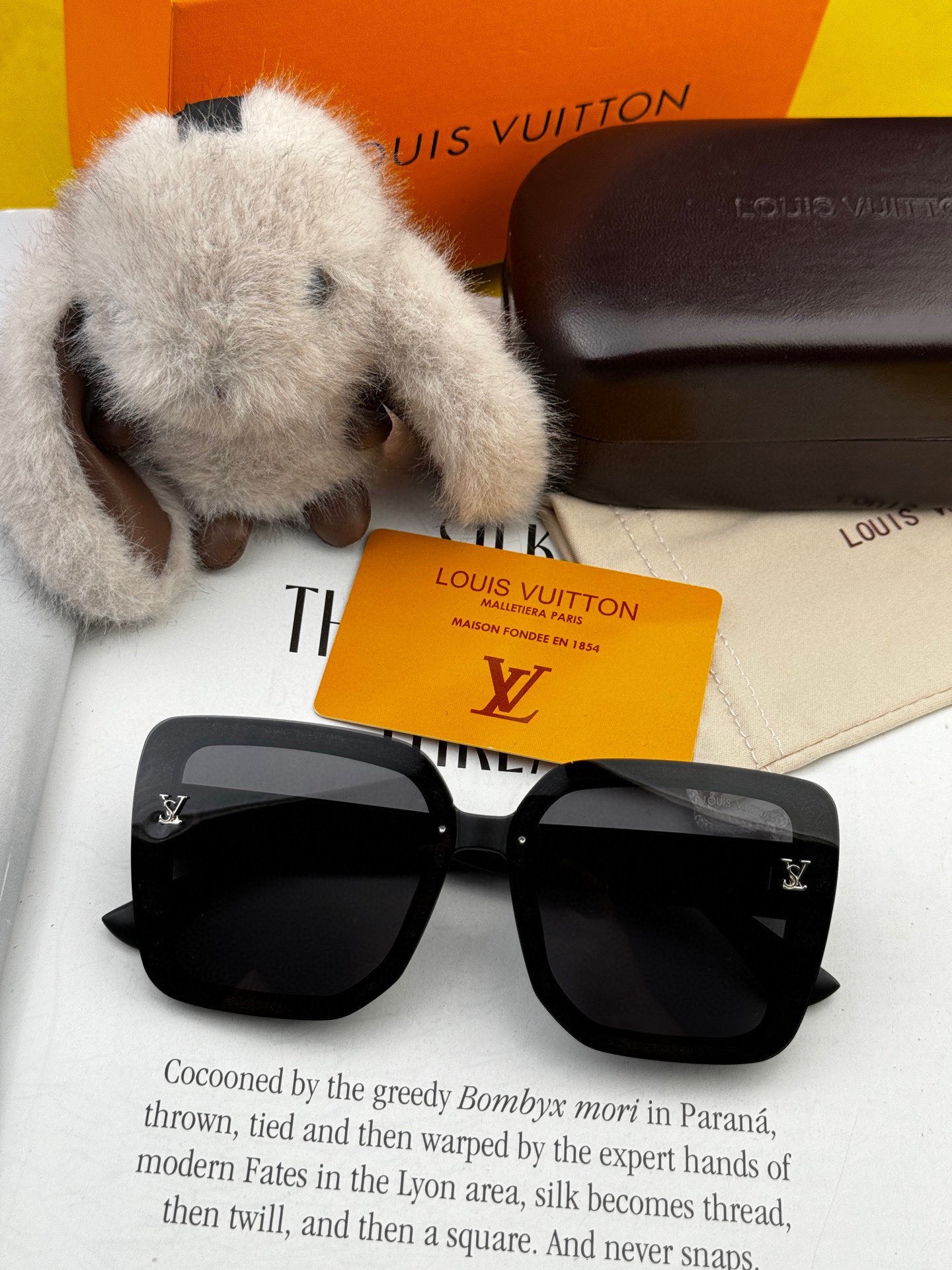 LV 开春新款  潮流爆款 时尚方框太阳镜 高品质 佩戴舒适 网红潮款墨镜 型号L2990