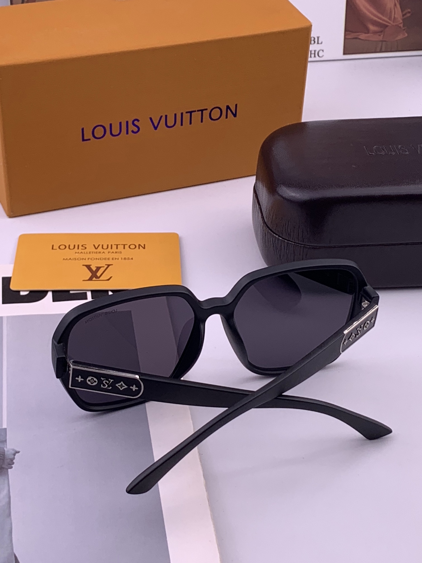 LV 开春新款  潮流爆款 时尚方框太阳镜 高品质 佩戴舒适 网红潮款墨镜 型号L3305