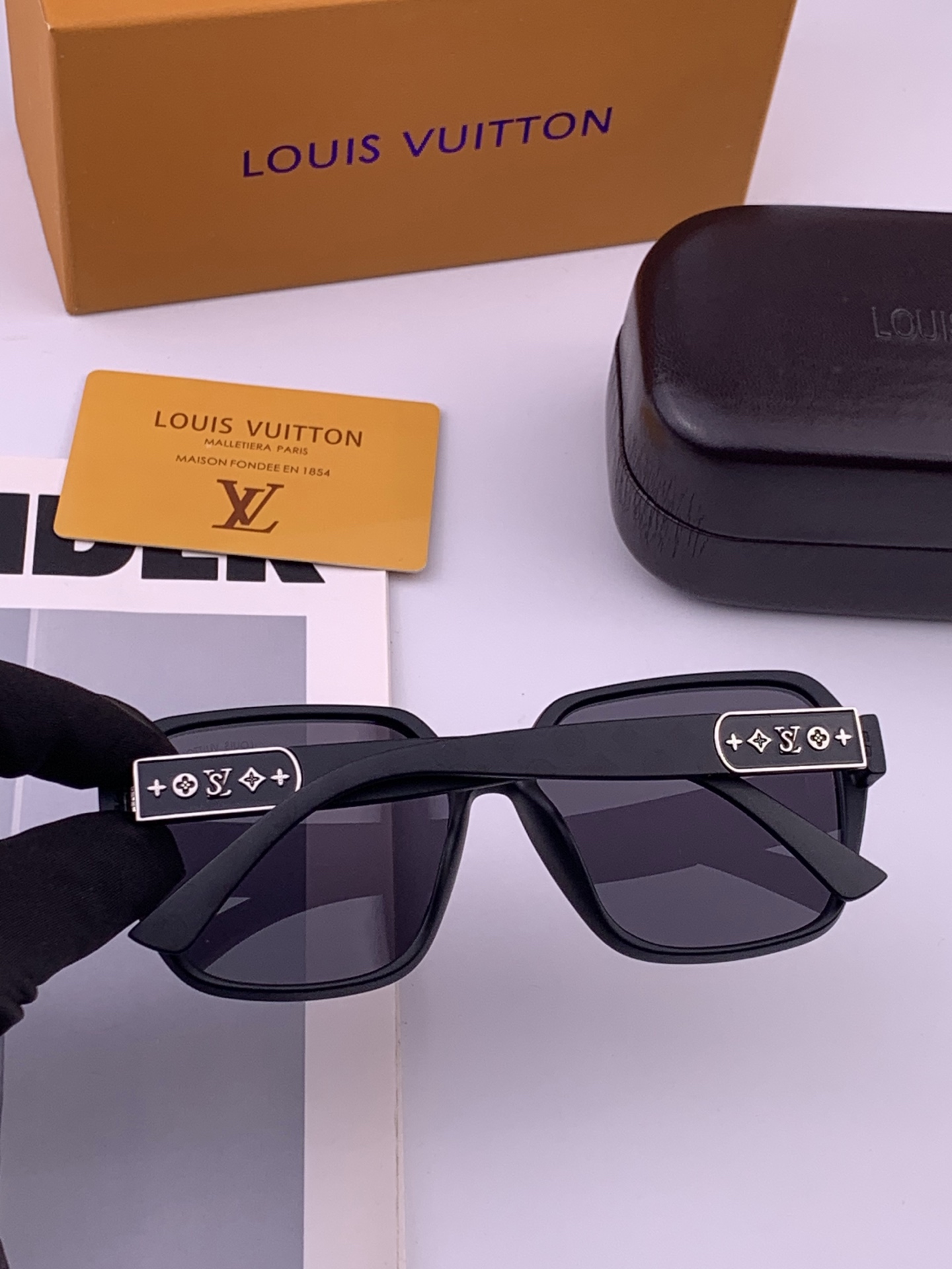 LV 开春新款  潮流爆款 时尚方框太阳镜 高品质 佩戴舒适 网红潮款墨镜 型号L3305