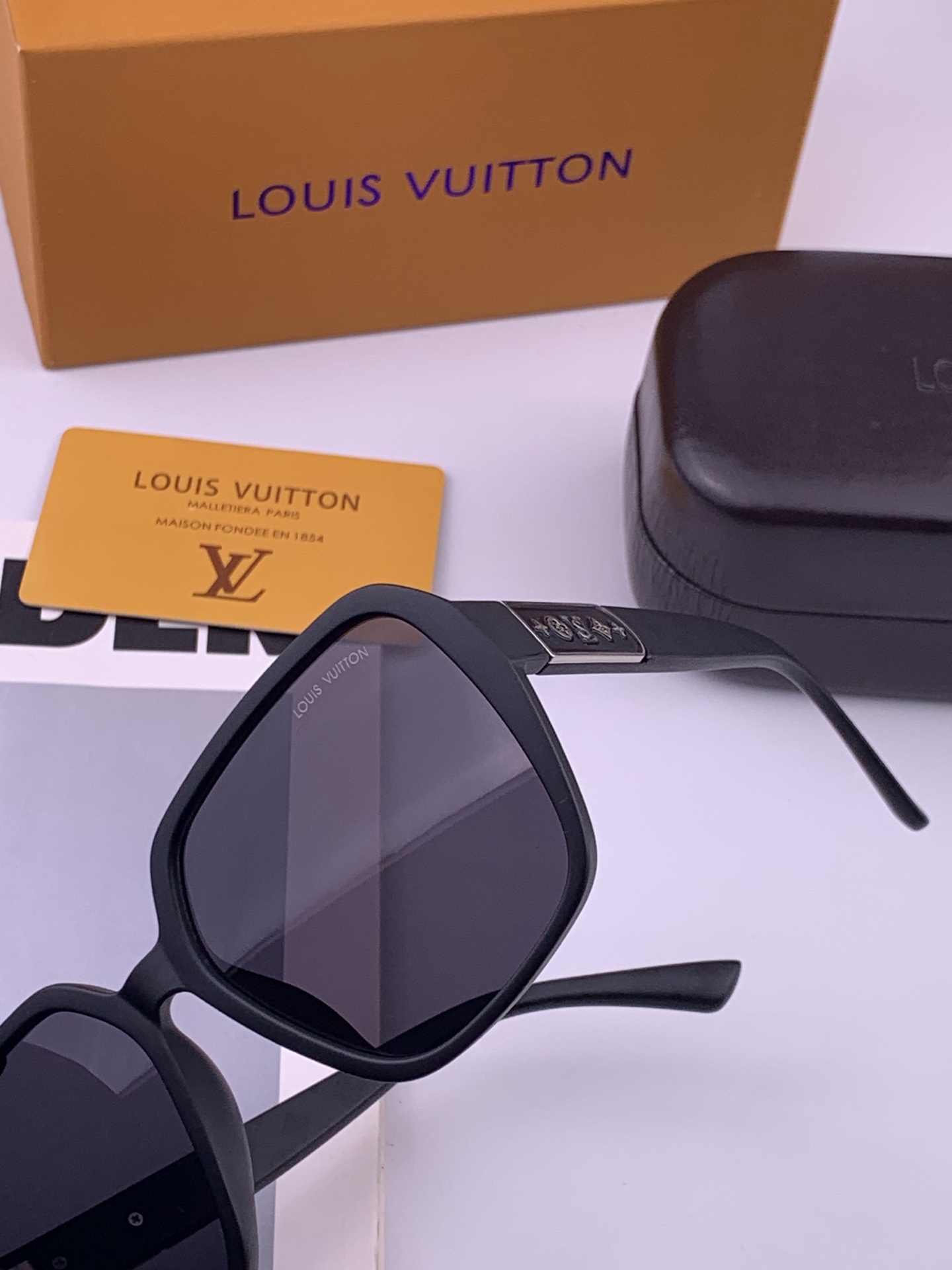 LV 开春新款  潮流爆款 时尚方框太阳镜 高品质 佩戴舒适 网红潮款墨镜 型号L3305