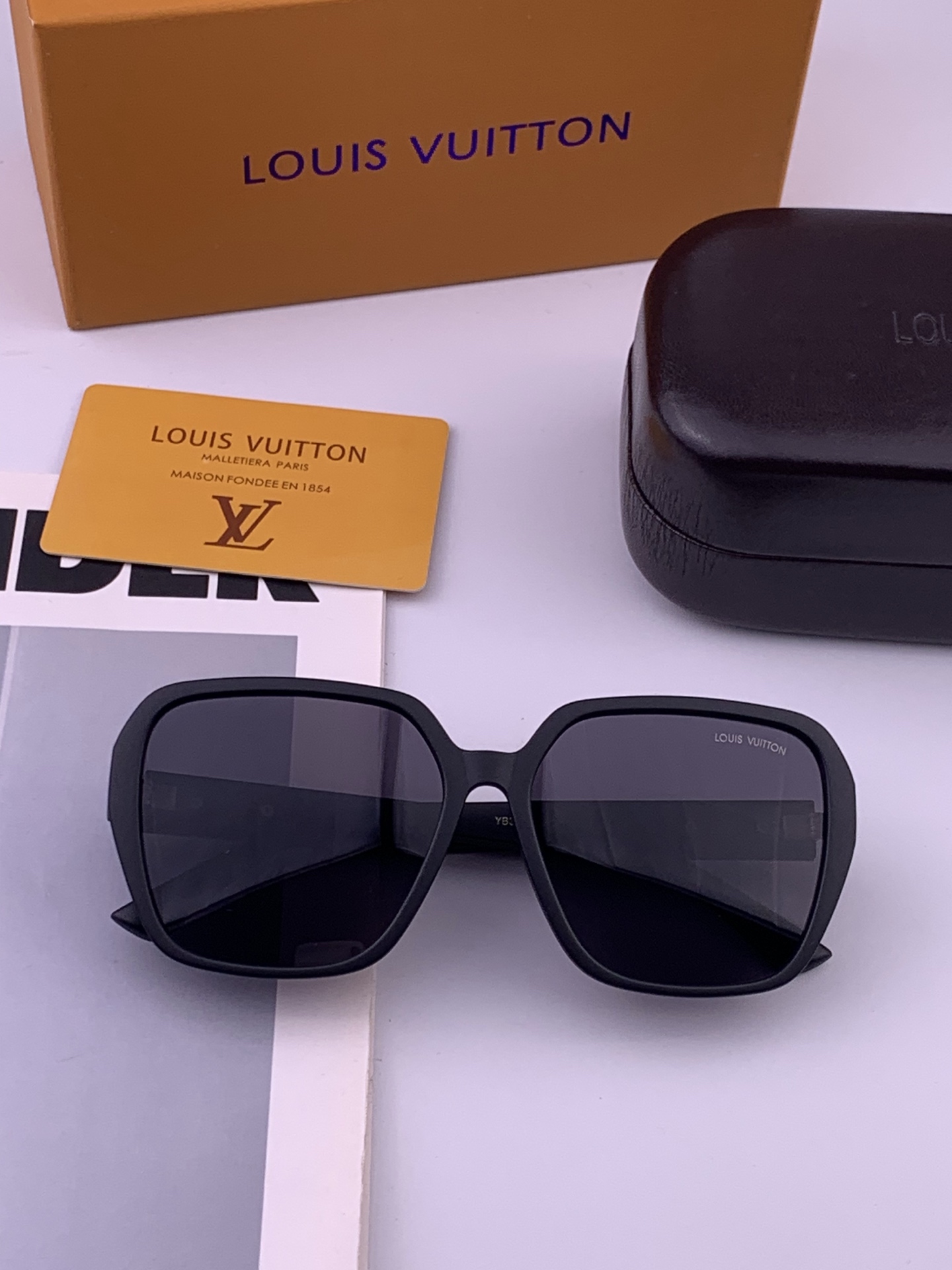 LV 开春新款  潮流爆款 时尚方框太阳镜 高品质 佩戴舒适 网红潮款墨镜 型号L3305