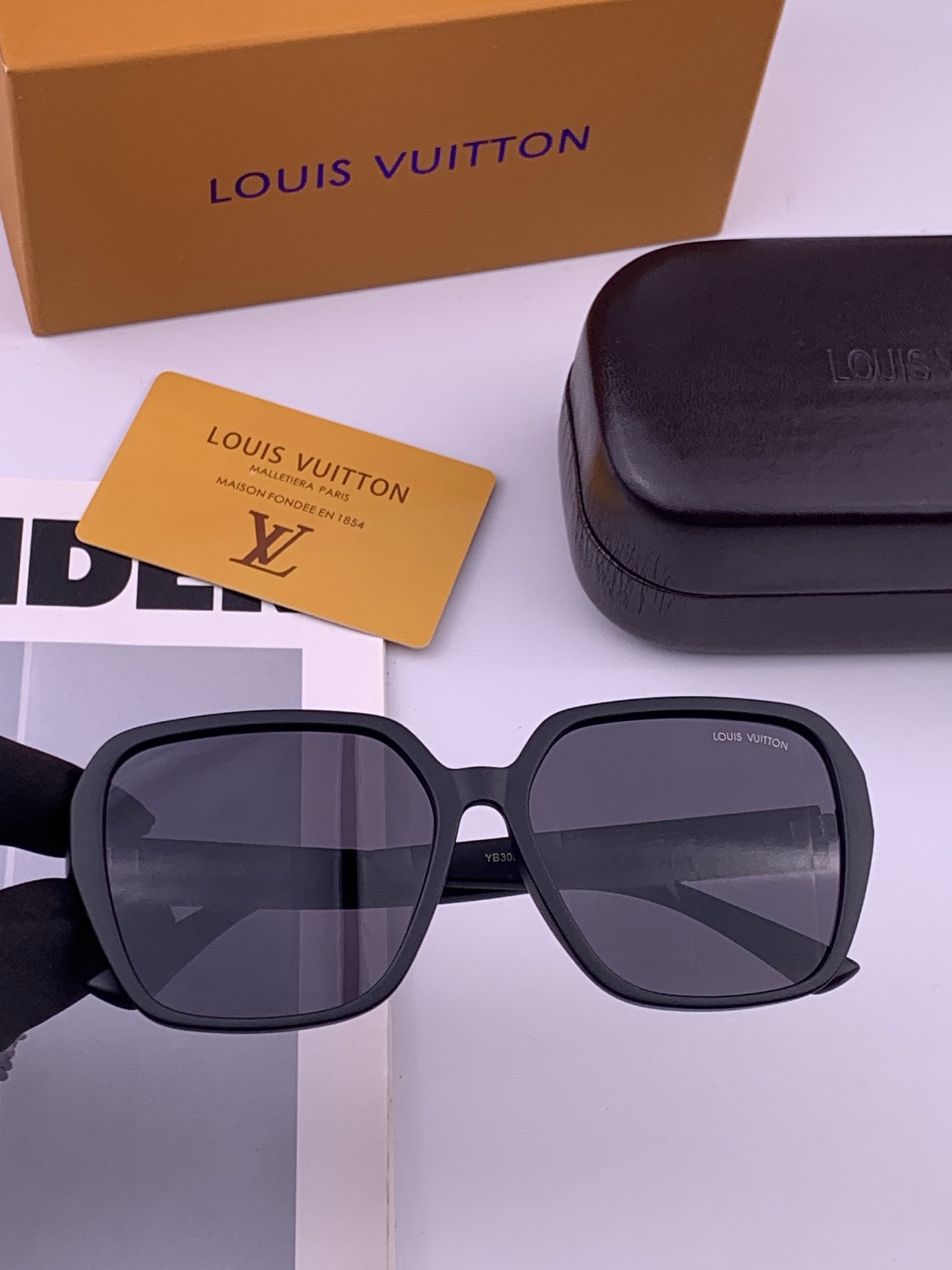 LV 开春新款  潮流爆款 时尚方框太阳镜 高品质 佩戴舒适 网红潮款墨镜 型号L3305