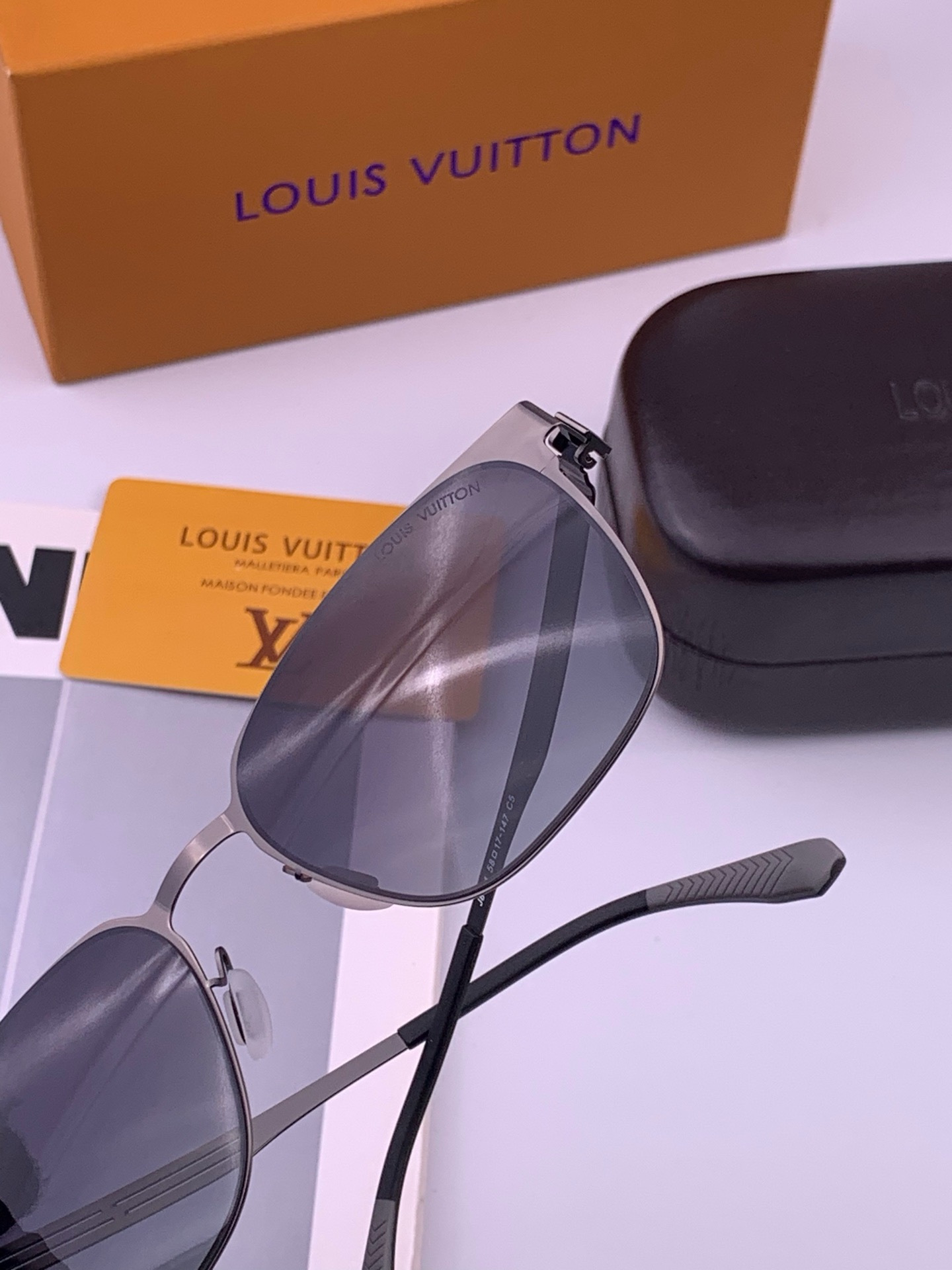 ♦️LV 新款男女情侣款太阳镜多边形墨镜iP电镀永不褪色 超轻超有弹性整幅眼镜无螺丝重要的是压不坏 高清尼龙镜片、精湛的