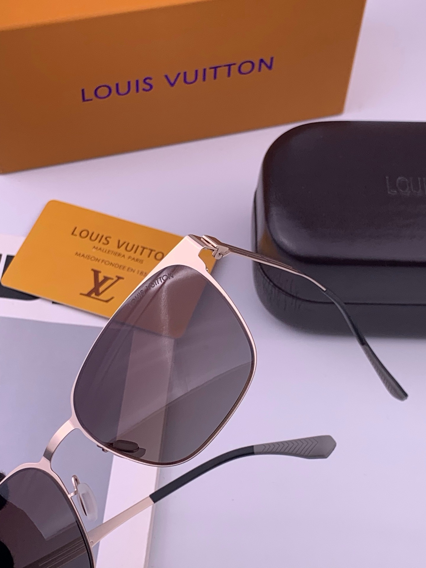 ♦️LV 新款男女情侣款太阳镜多边形墨镜iP电镀永不褪色 超轻超有弹性整幅眼镜无螺丝重要的是压不坏 高清尼龙镜片、精湛的