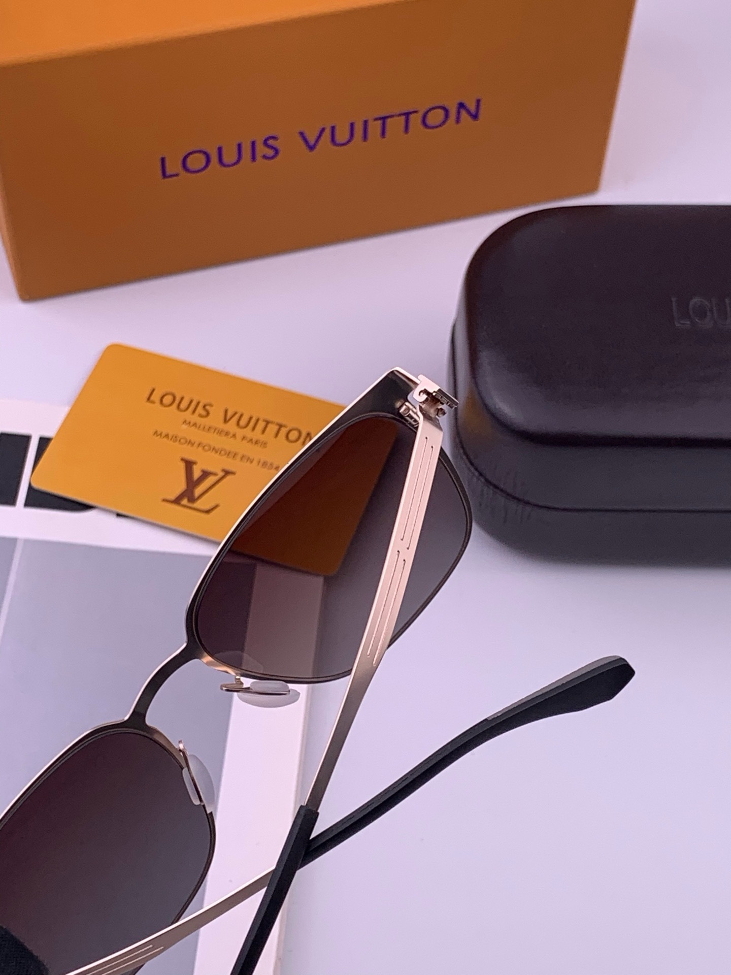 ♦️LV 新款男女情侣款太阳镜多边形墨镜iP电镀永不褪色 超轻超有弹性整幅眼镜无螺丝重要的是压不坏 高清尼龙镜片、精湛的