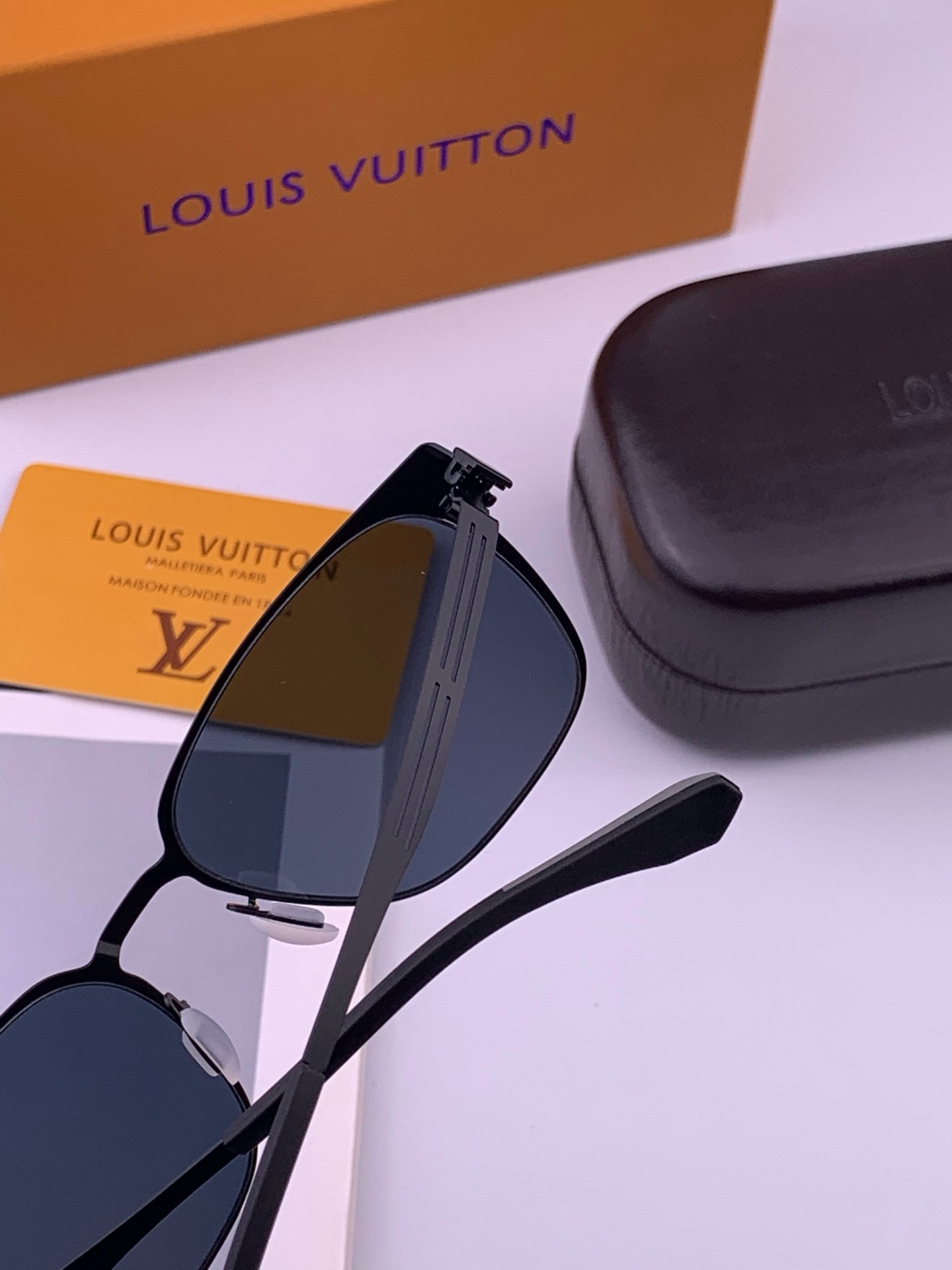 ♦️LV 新款男女情侣款太阳镜多边形墨镜iP电镀永不褪色 超轻超有弹性整幅眼镜无螺丝重要的是压不坏 高清尼龙镜片、精湛的