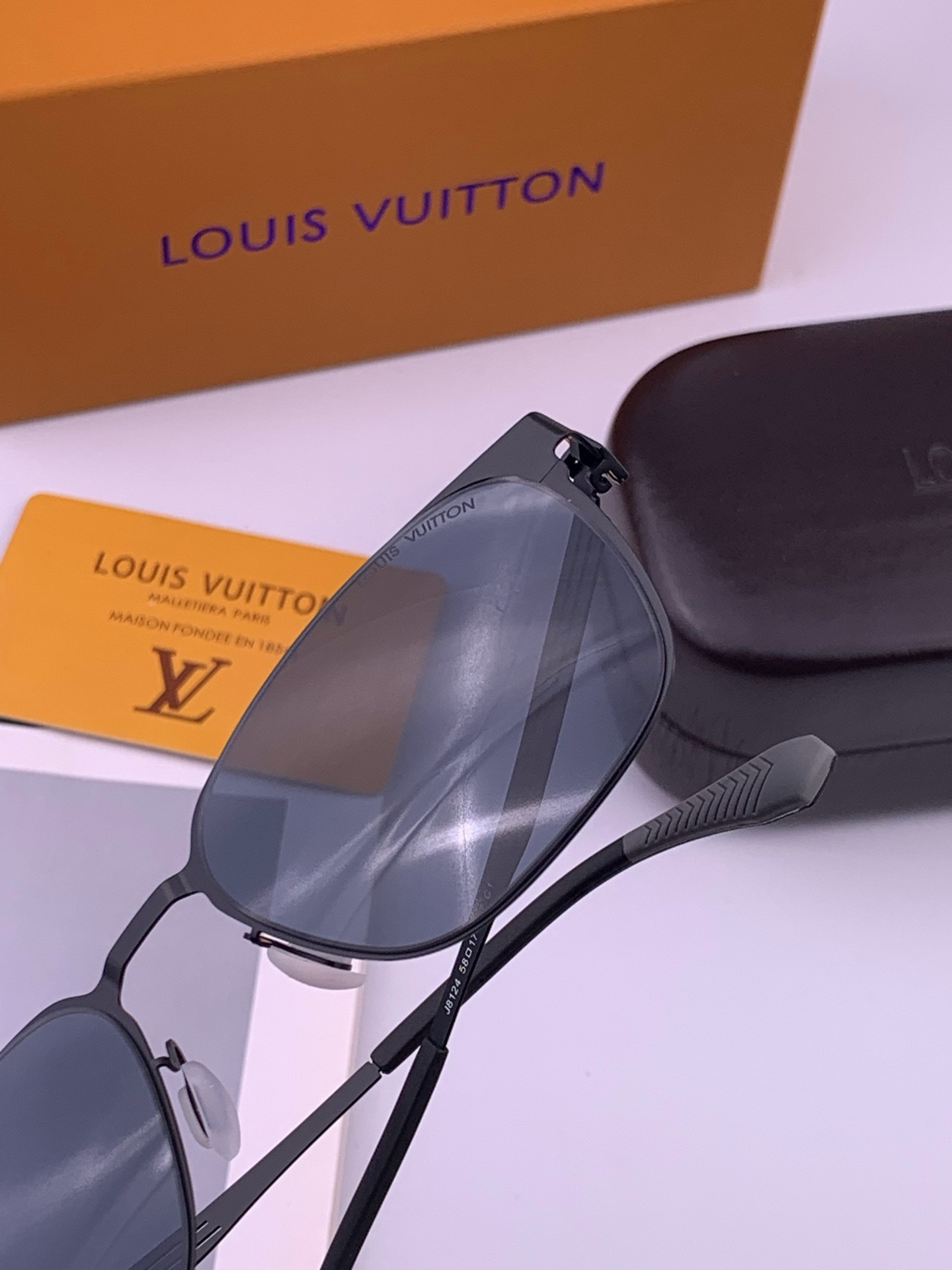 ♦️LV 新款男女情侣款太阳镜多边形墨镜iP电镀永不褪色 超轻超有弹性整幅眼镜无螺丝重要的是压不坏 高清尼龙镜片、精湛的