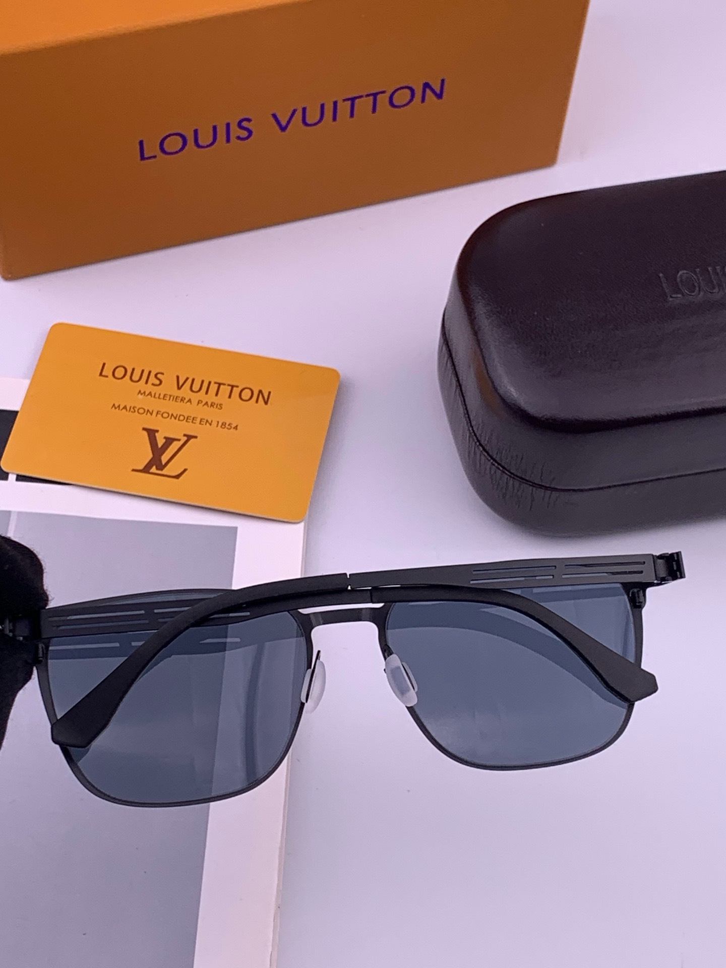 ♦️LV 新款男女情侣款太阳镜多边形墨镜iP电镀永不褪色 超轻超有弹性整幅眼镜无螺丝重要的是压不坏 高清尼龙镜片、精湛的