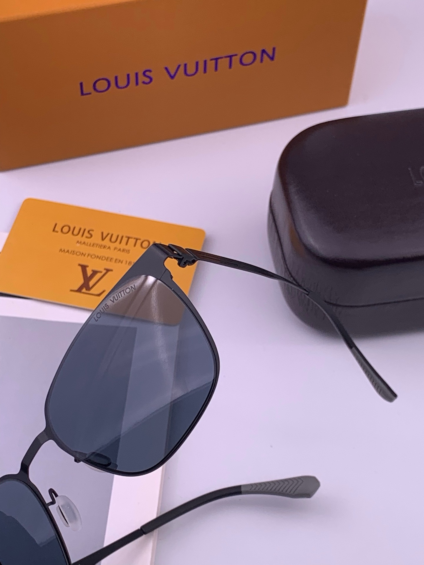♦️LV 新款男女情侣款太阳镜多边形墨镜iP电镀永不褪色 超轻超有弹性整幅眼镜无螺丝重要的是压不坏 高清尼龙镜片、精湛的