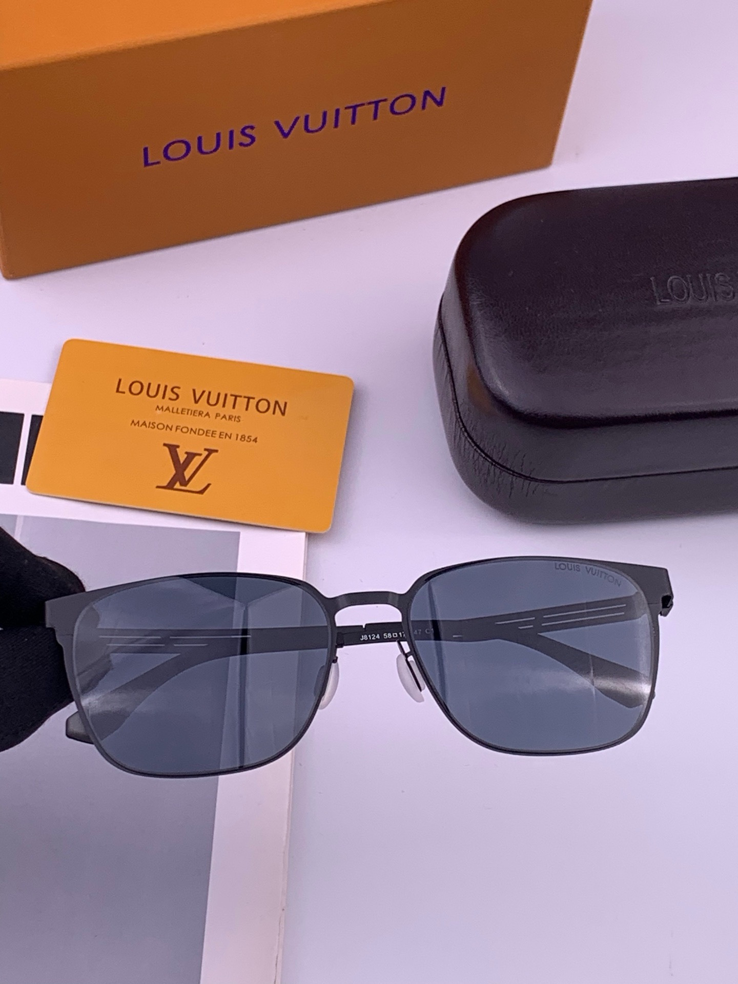 ♦️LV 新款男女情侣款太阳镜多边形墨镜iP电镀永不褪色 超轻超有弹性整幅眼镜无螺丝重要的是压不坏 高清尼龙镜片、精湛的