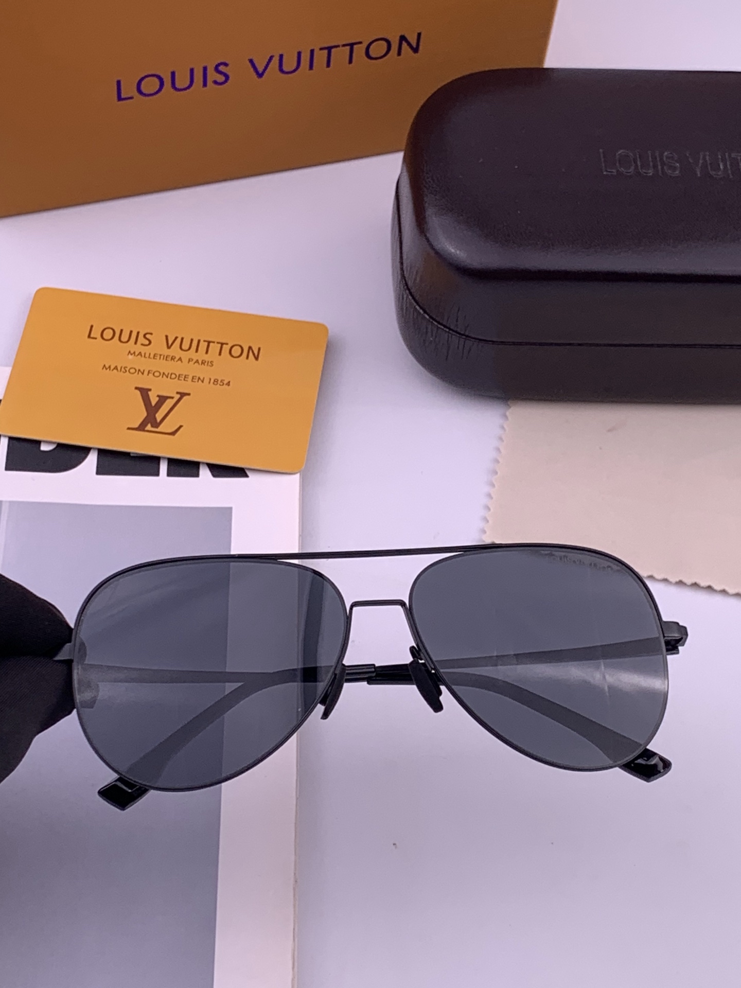 LV 男款炫彩飞行员偏光太阳镜 ❤️材质：高清尼龙加厚卡槽高清偏光镜片 🌹无边框镜架💕颜👍型号：L58903