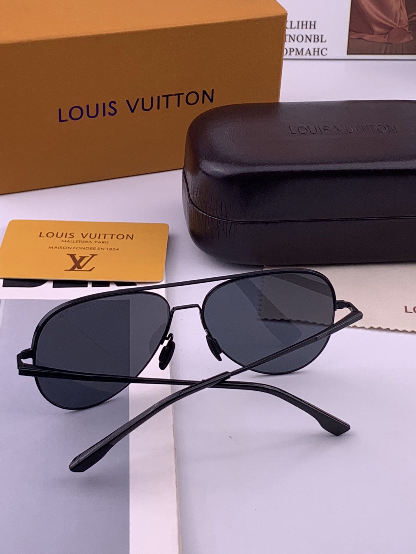 LV 男款炫彩飞行员偏光太阳镜 ❤️材质：高清尼龙加厚卡槽高清偏光镜片 🌹无边框镜架💕颜👍型号：L58903