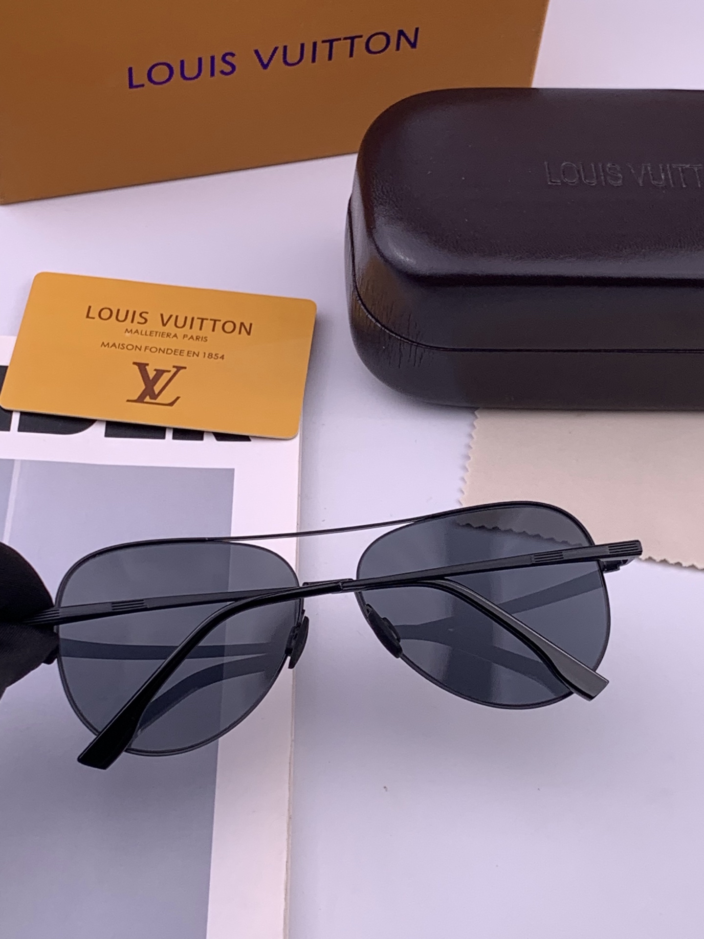 LV 男款炫彩飞行员偏光太阳镜 ❤️材质：高清尼龙加厚卡槽高清偏光镜片 🌹无边框镜架💕颜👍型号：L58903