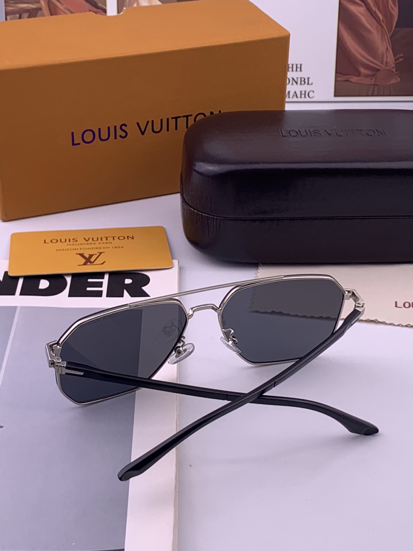 LV 男款炫彩飞行员偏光太阳镜 ❤️材质：高清尼龙加厚卡槽高清偏光镜片 🌹无边框镜架💕颜👍型号：L88902