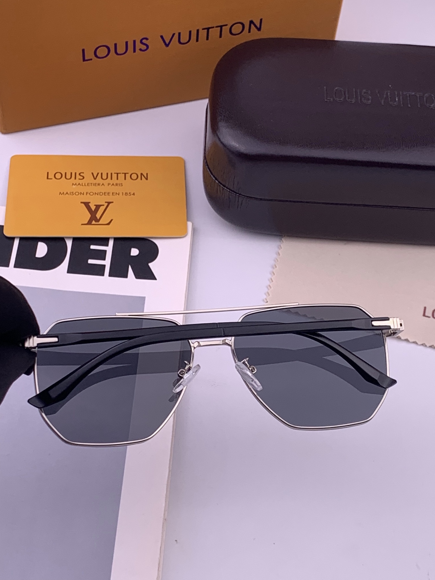 LV 男款炫彩飞行员偏光太阳镜 ❤️材质：高清尼龙加厚卡槽高清偏光镜片 🌹无边框镜架💕颜👍型号：L88902
