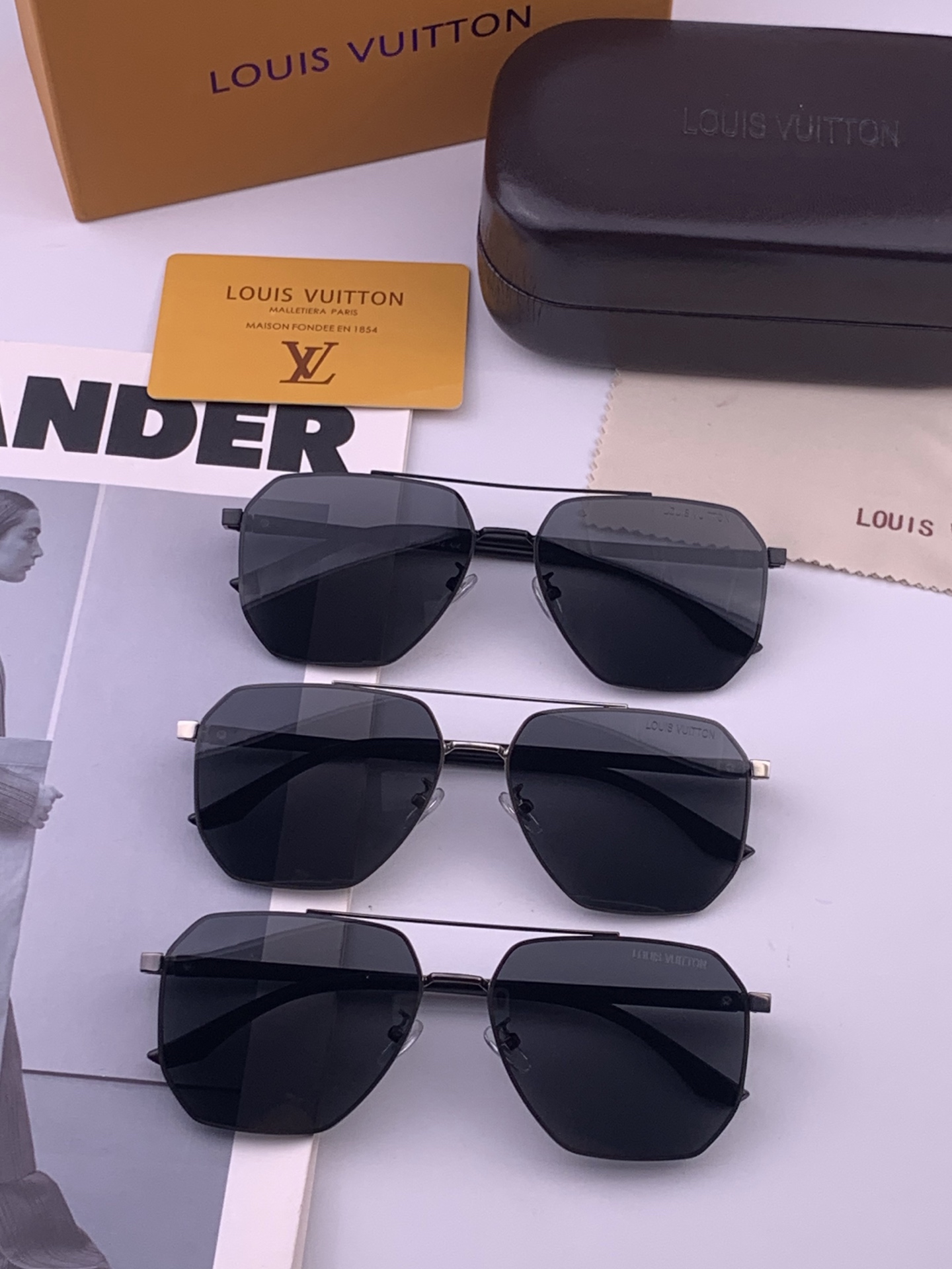 LV 男款炫彩飞行员偏光太阳镜 ❤️材质：高清尼龙加厚卡槽高清偏光镜片 🌹无边框镜架💕颜👍型号：L88902