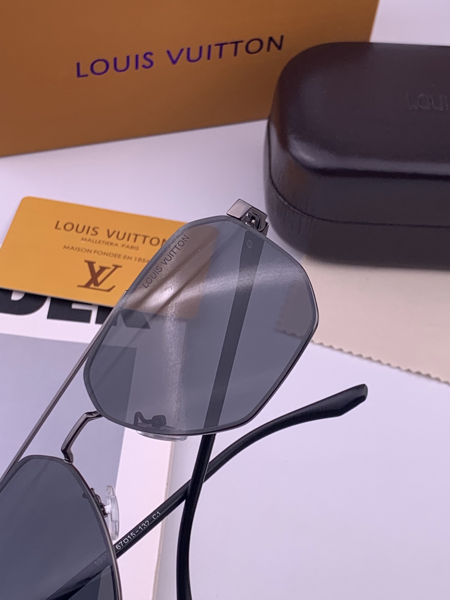 LV 男款炫彩飞行员偏光太阳镜 ❤️材质：高清尼龙加厚卡槽高清偏光镜片 🌹无边框镜架💕颜👍型号：L88902