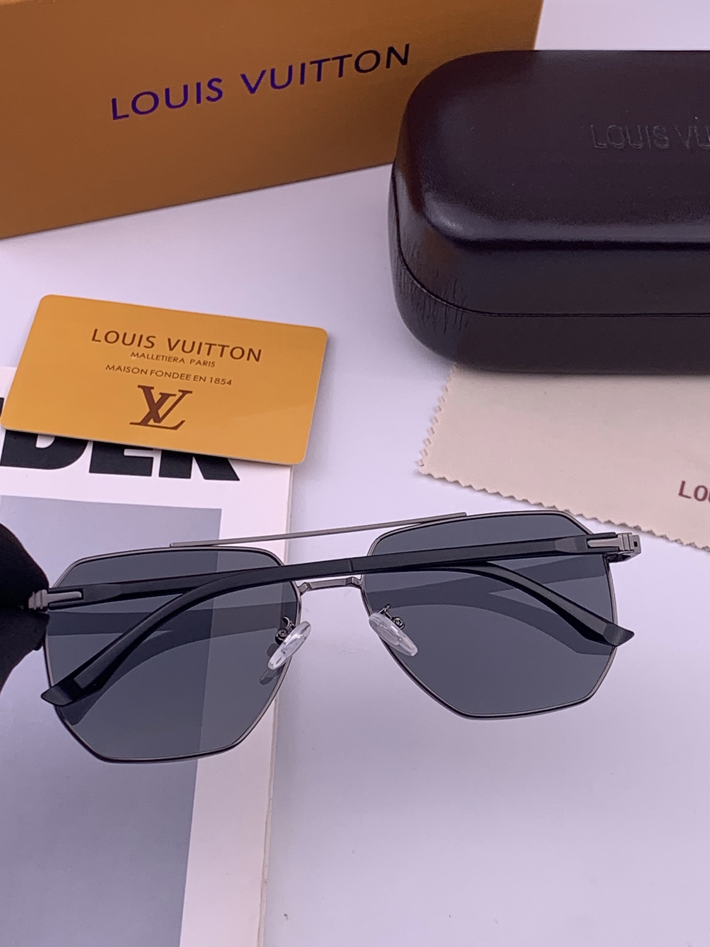 LV 男款炫彩飞行员偏光太阳镜 ❤️材质：高清尼龙加厚卡槽高清偏光镜片 🌹无边框镜架💕颜👍型号：L88902