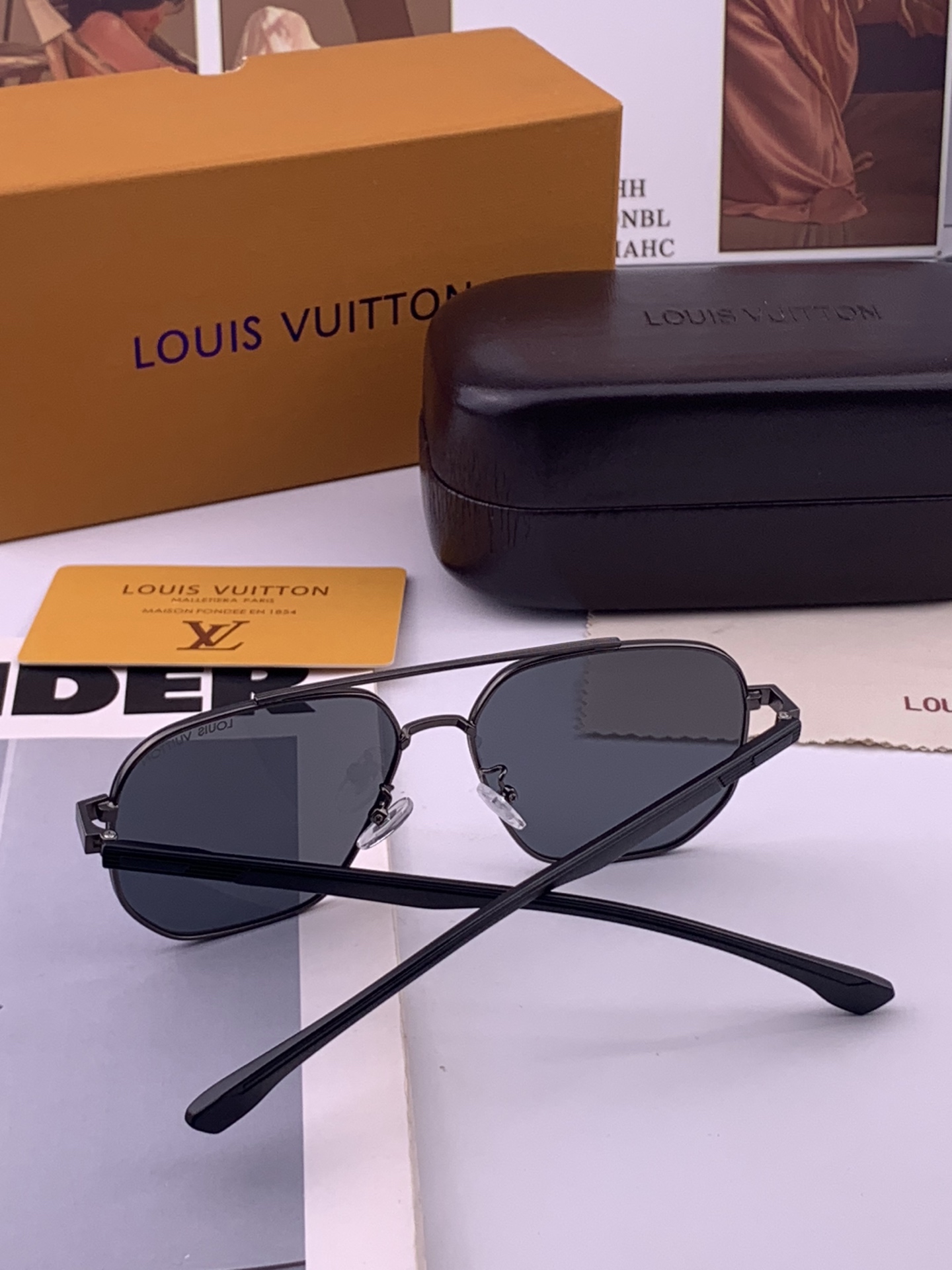 LV 男款炫彩飞行员偏光太阳镜 ❤️材质：高清尼龙加厚卡槽高清偏光镜片 🌹无边框镜架💕颜👍型号：L88903