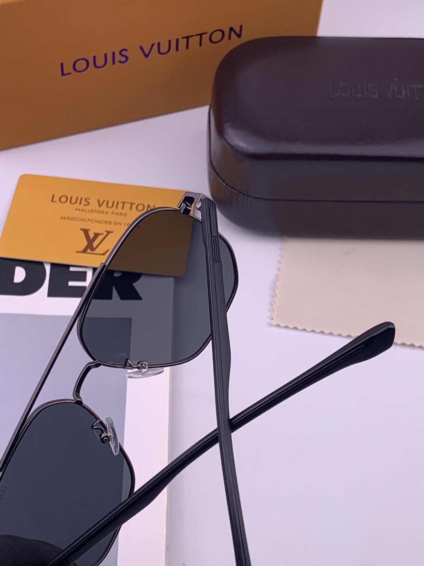 LV 男款炫彩飞行员偏光太阳镜 ❤️材质：高清尼龙加厚卡槽高清偏光镜片 🌹无边框镜架💕颜👍型号：L88903