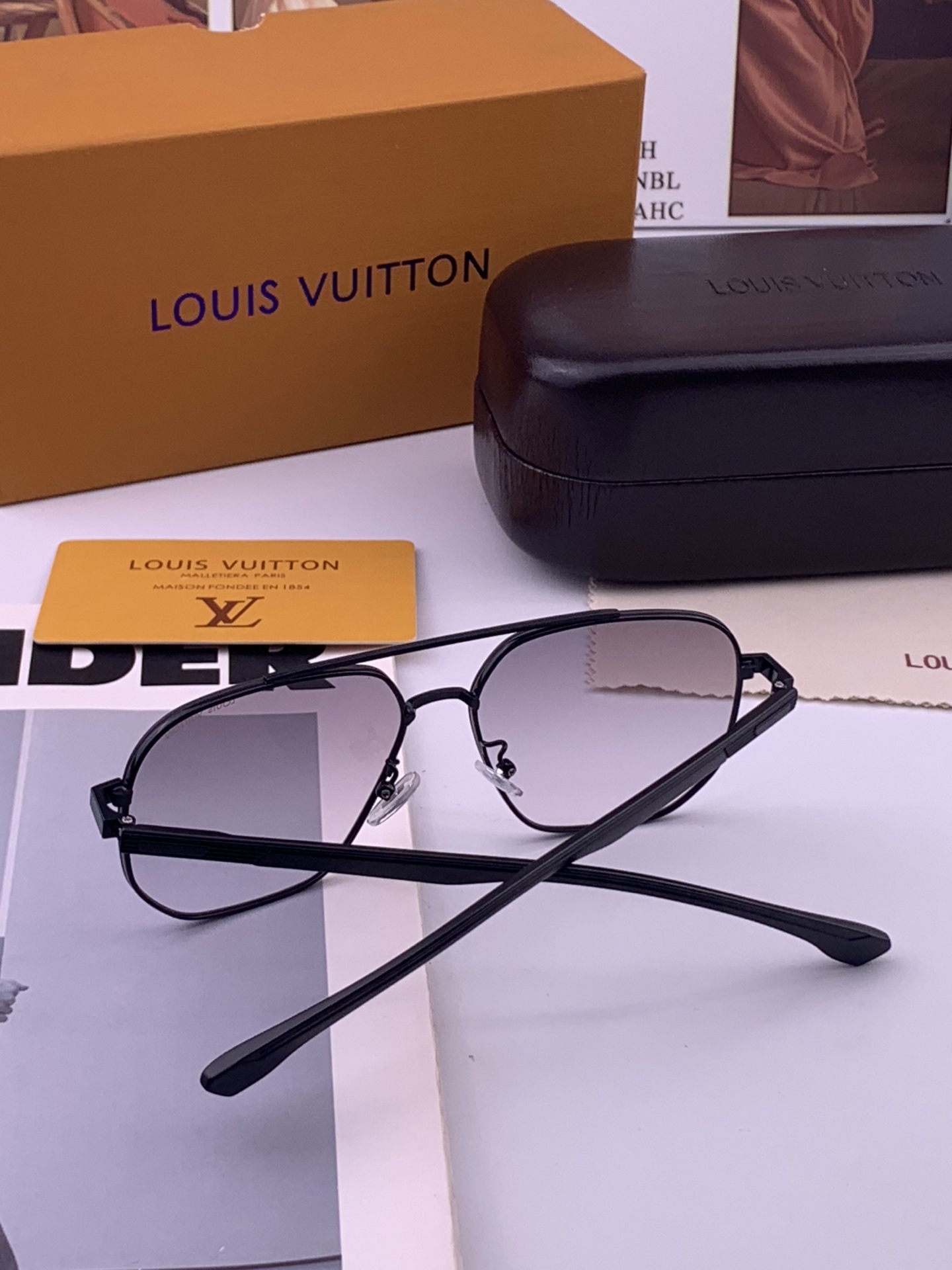 LV 男款炫彩飞行员偏光太阳镜 ❤️材质：高清尼龙加厚卡槽高清偏光镜片 🌹无边框镜架💕颜👍型号：L88903